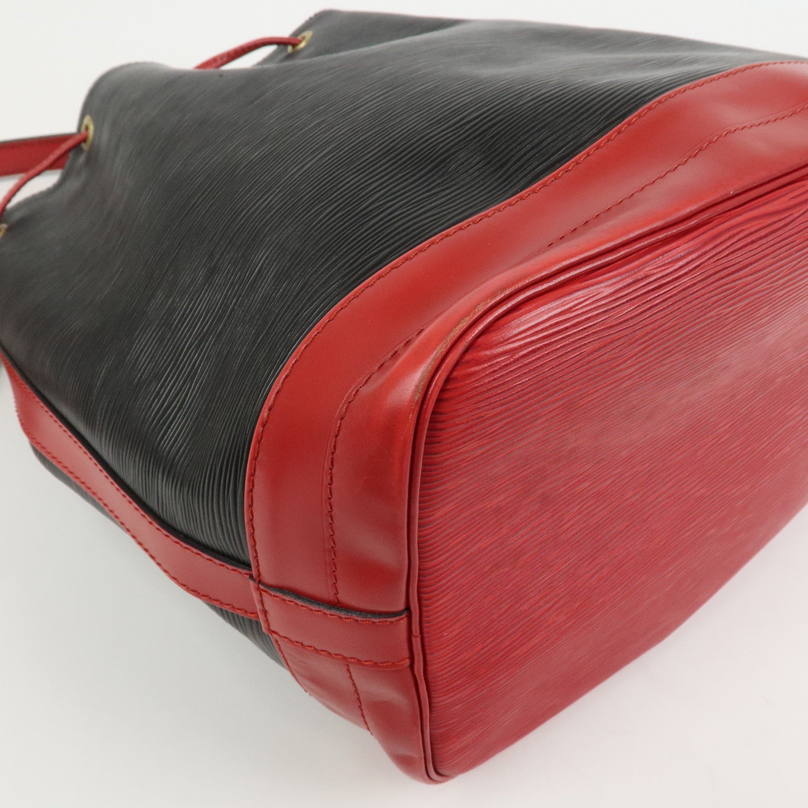 Louis Vuitton Epi Noe Shoulder Bag Noir Castilian Red M44017