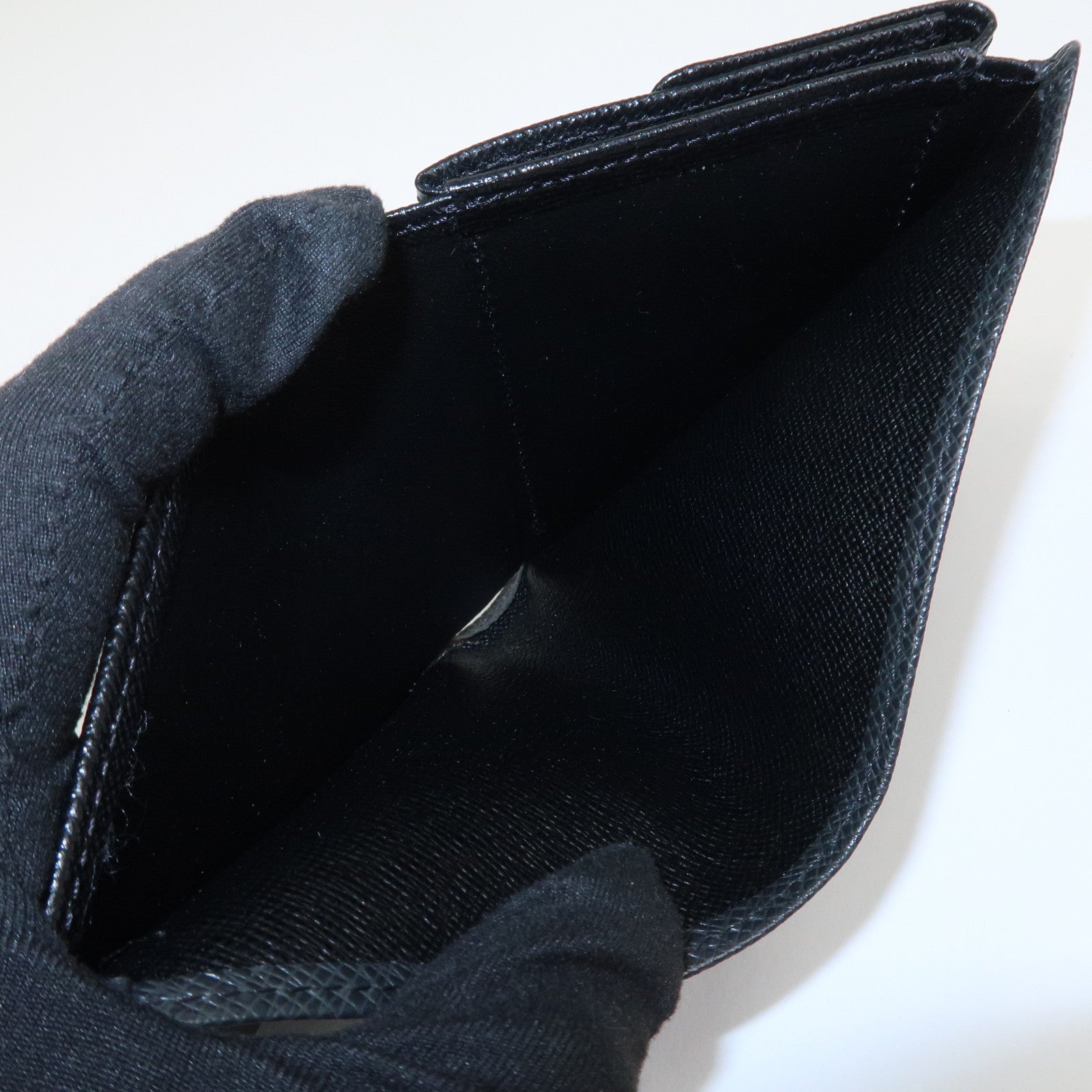 Louis Vuitton Taiga Leather Porte-billet 3 Compact Wallet M30452