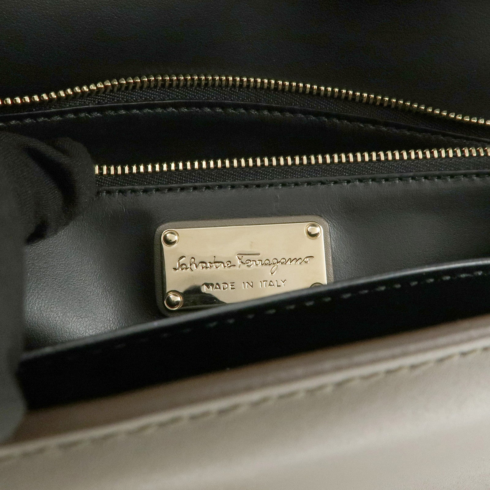 Ferragamo Vara Leather Ribbon Studs Shoulder Bag Greige Used