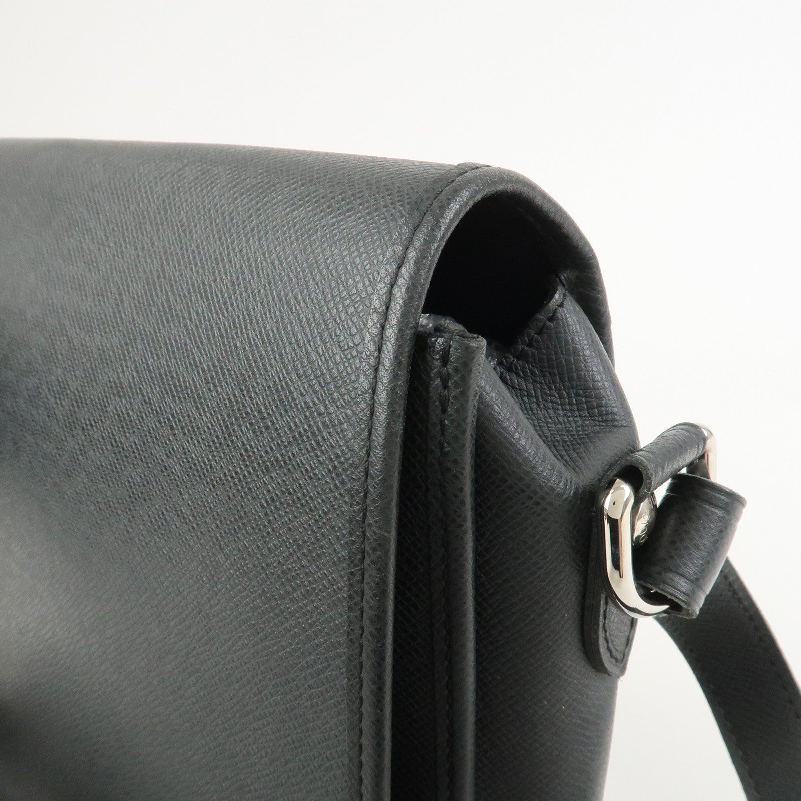 Louis Vuitton Taiga Andrei Shoulder Bag Ardoise M32482