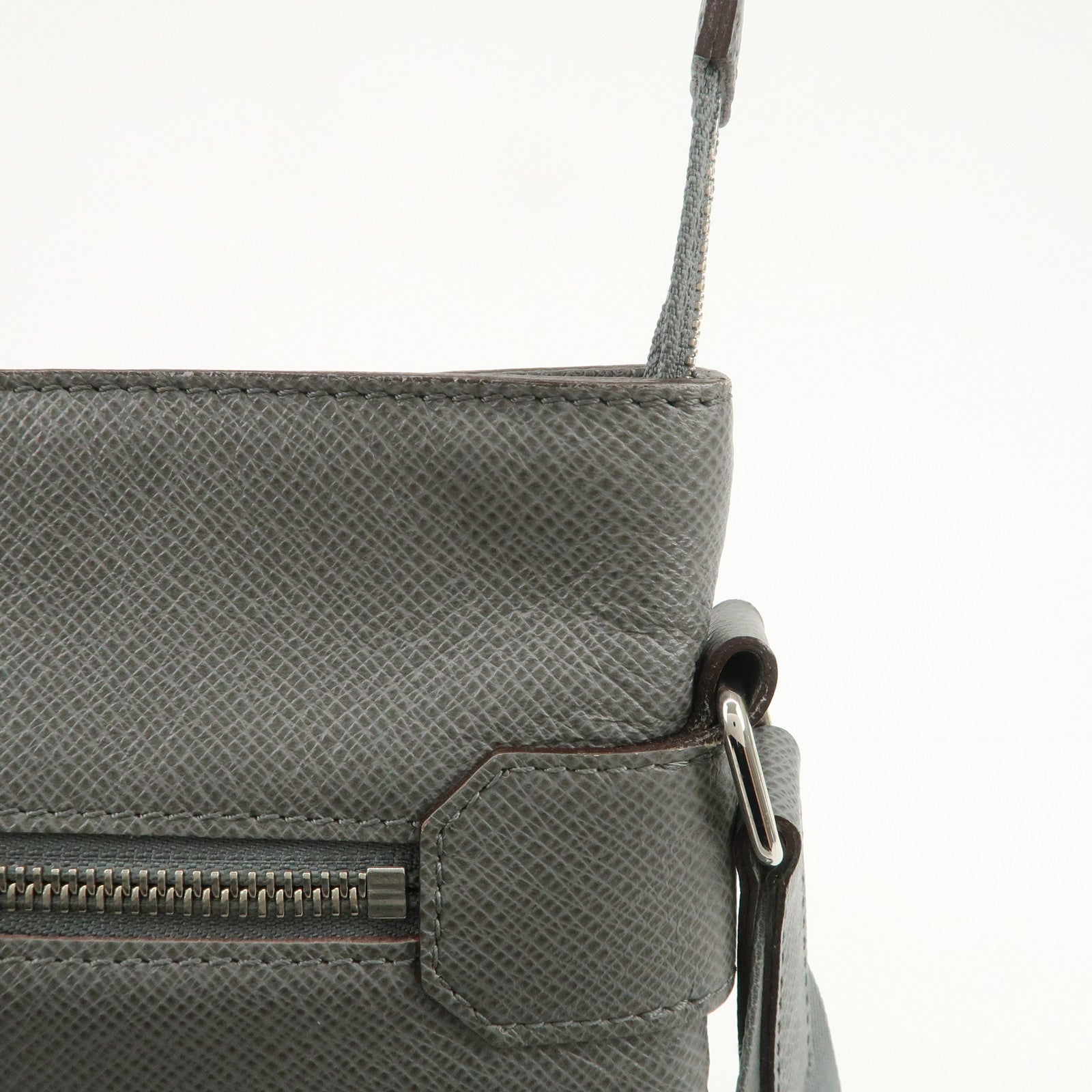 Louis Vuitton Taiga Sasha Shoulder Bag Crossbody Bag Glacier M32630