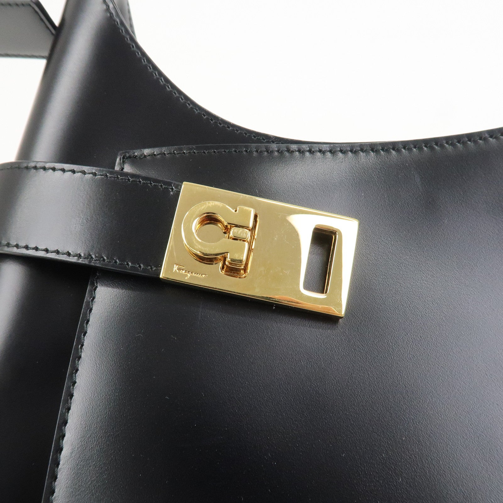 Ferragamo Gancini Logo Leather Shoulder Bag Hand Bag Black