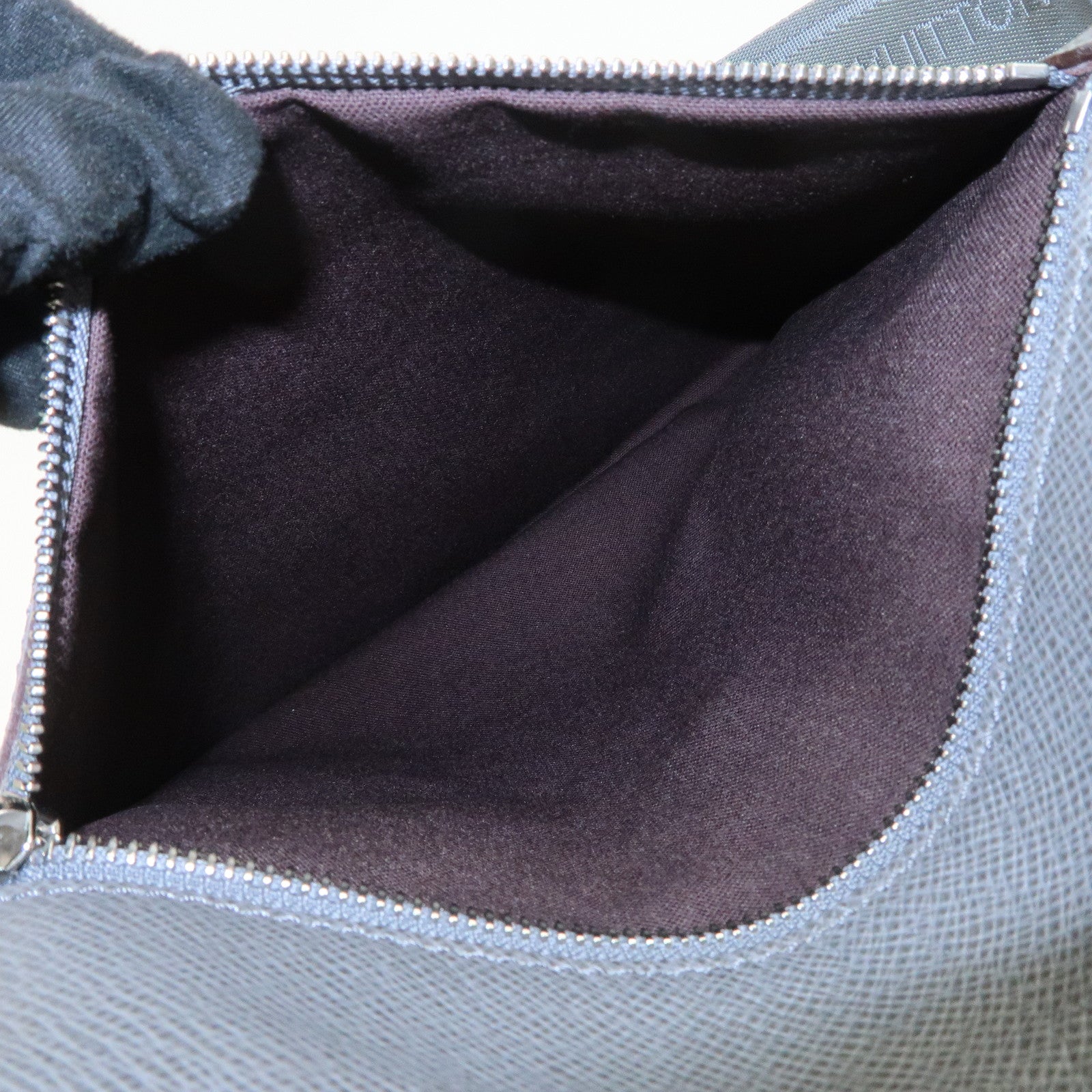 Louis Vuitton Taiga Sasha Shoulder Bag Crossbody Bag Glacier M32630