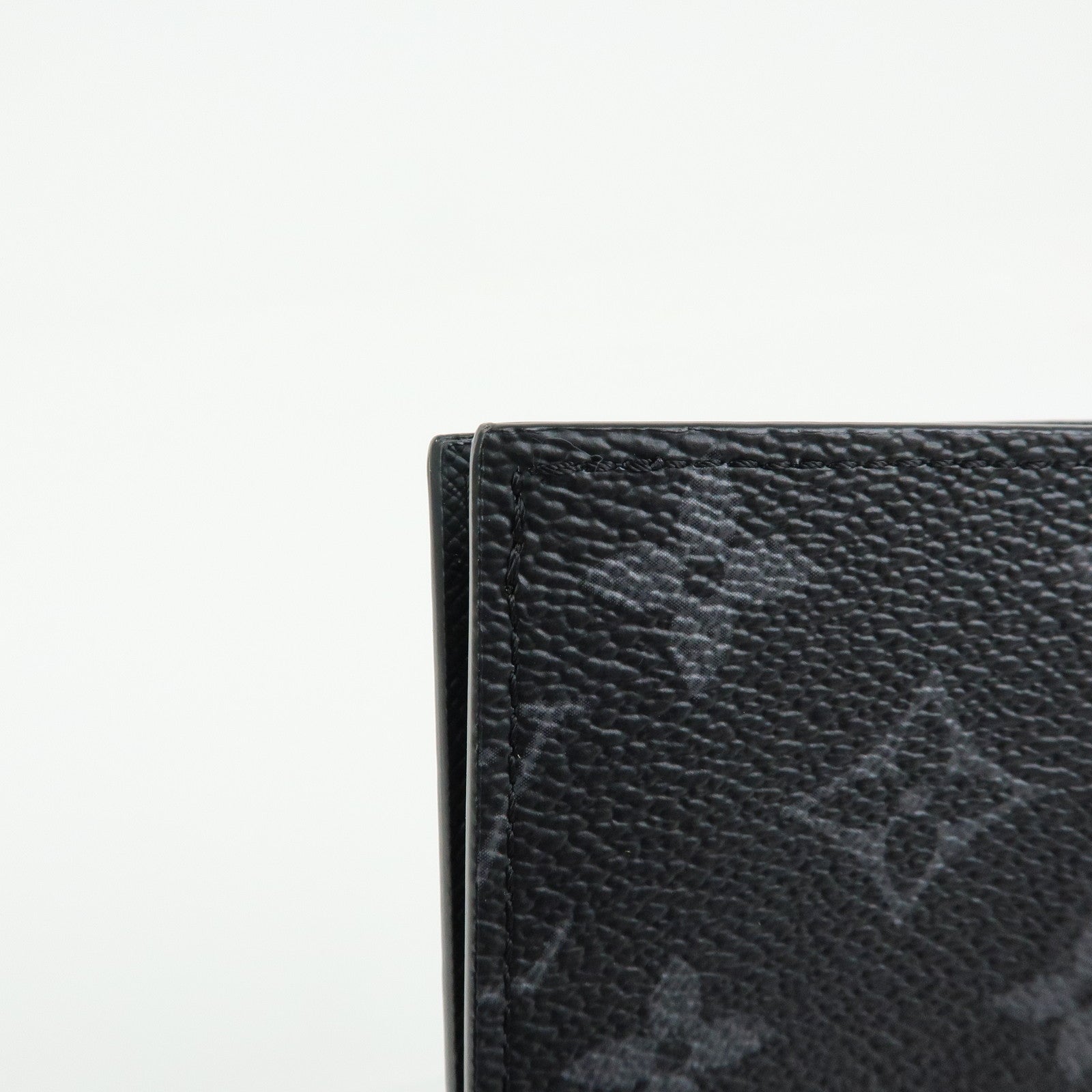 Louis Vuitton Monogram Eclipse Couverture de Passeport NM M64501