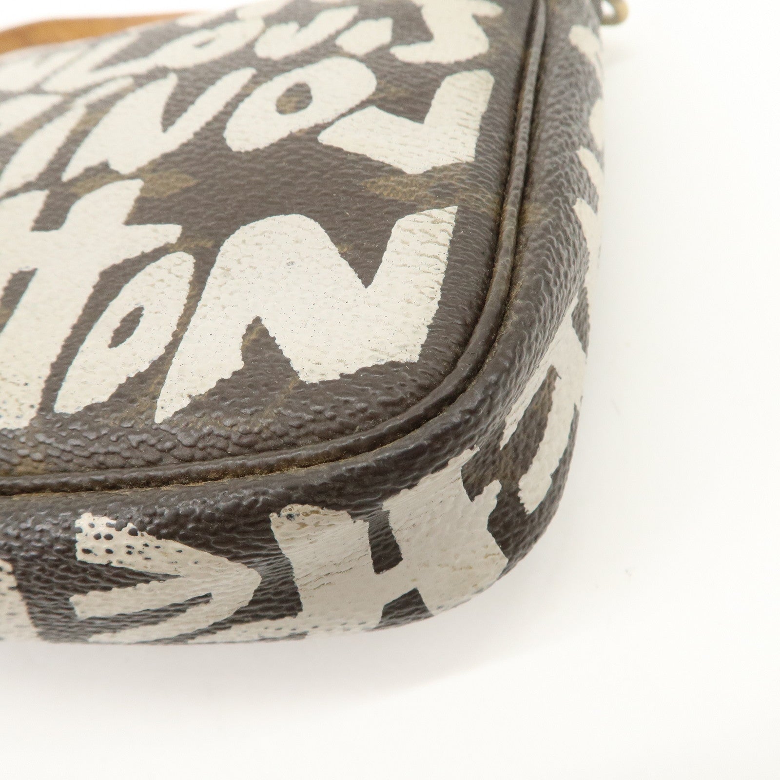 Louis Vuitton Monogram Graffiti Pochette Accessoires M92192