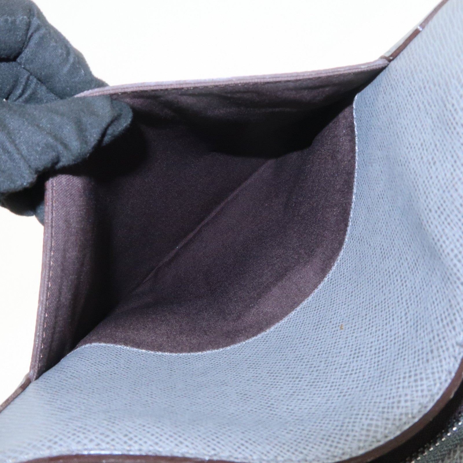 Louis Vuitton Taiga Sasha Shoulder Bag Crossbody Bag Glacier M32630