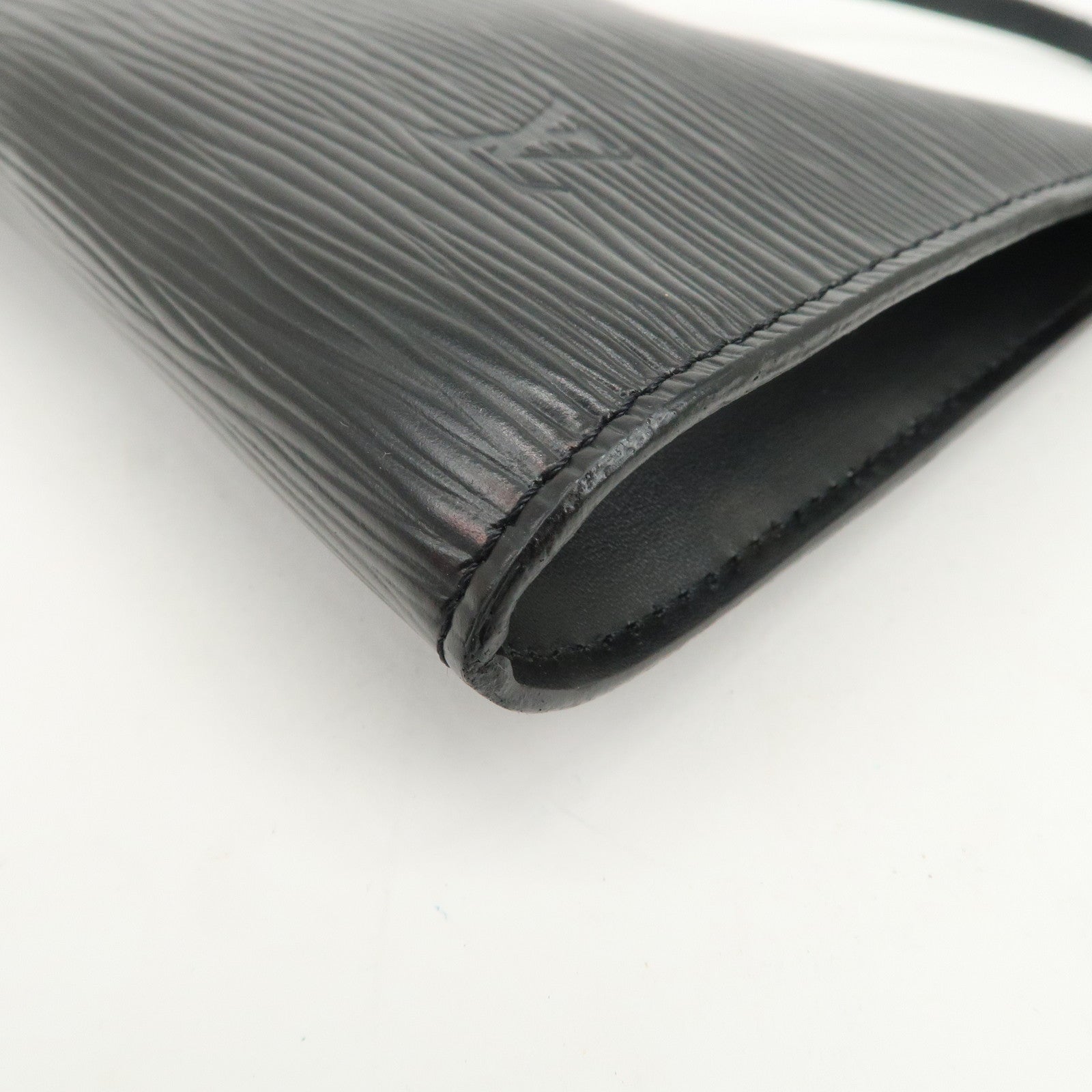 Louis Vuitton Epi Pochette Accessoires Hand Bag Noir M52942