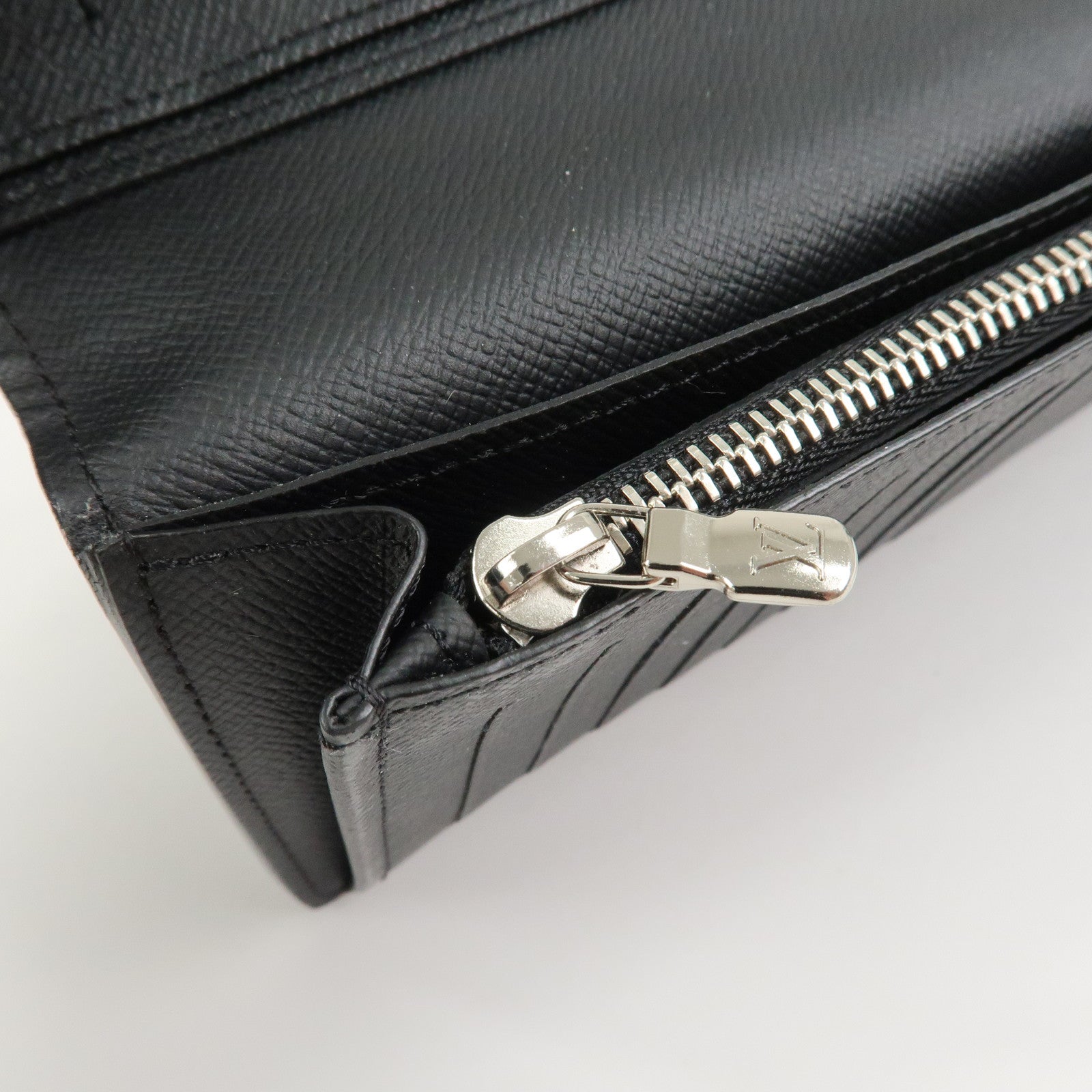 Louis Vuitton Taiga Portefeuille Brazza Bi-fold Long Wallet M30501