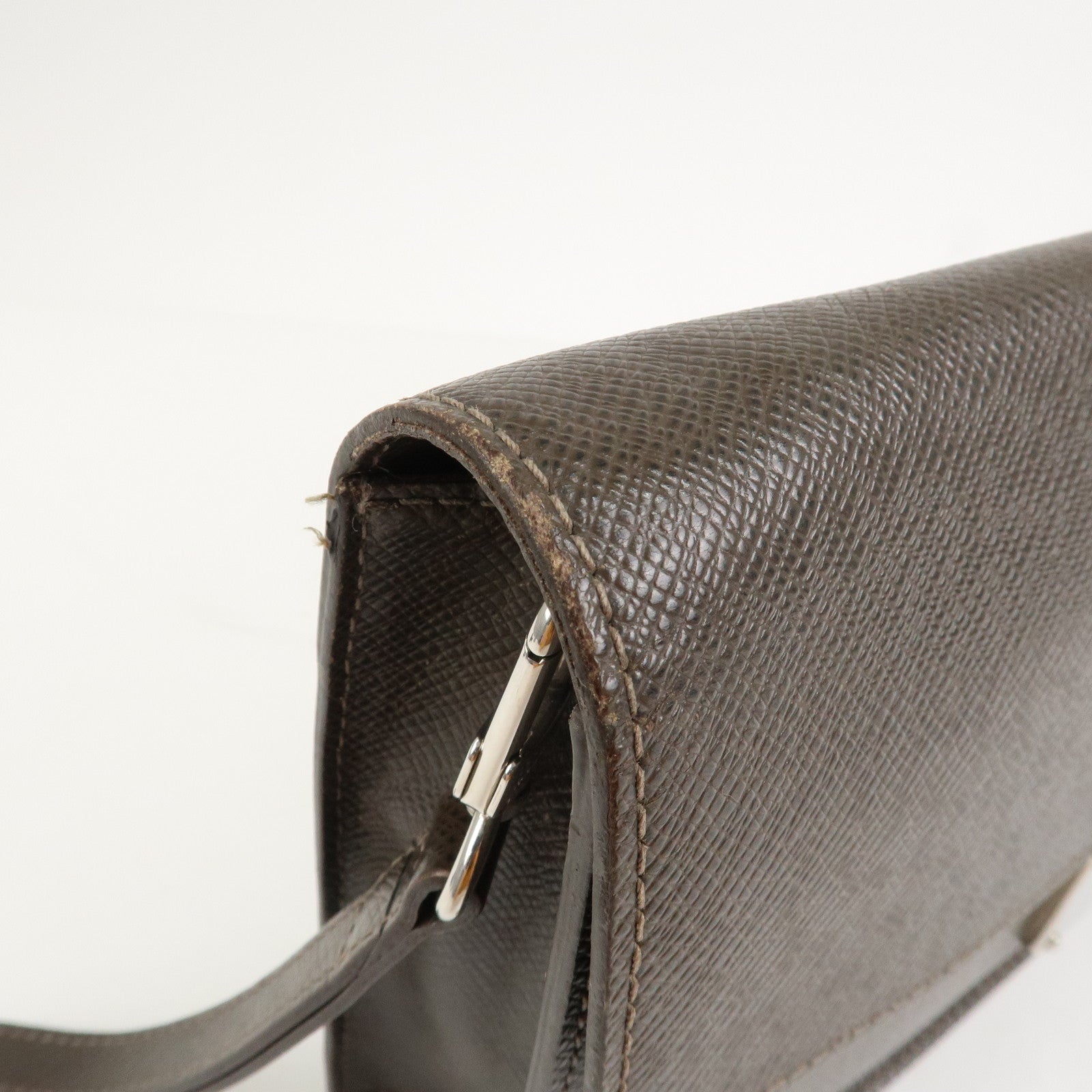 Louis Vuitton Taiga Veraiya Clutch Bag Hand Bag Grizzly M32598