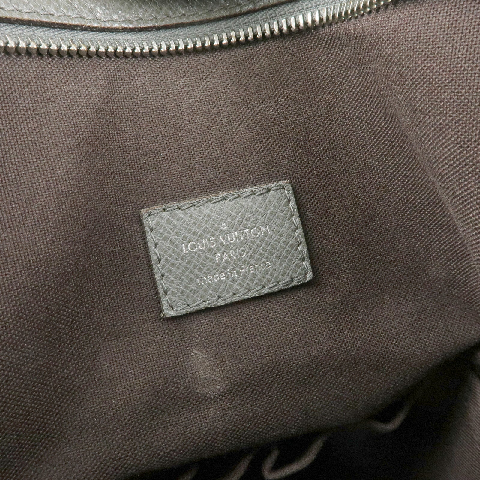 Louis Vuitton Taiga Sasha Shoulder Bag Crossbody Bag Glacier M32630