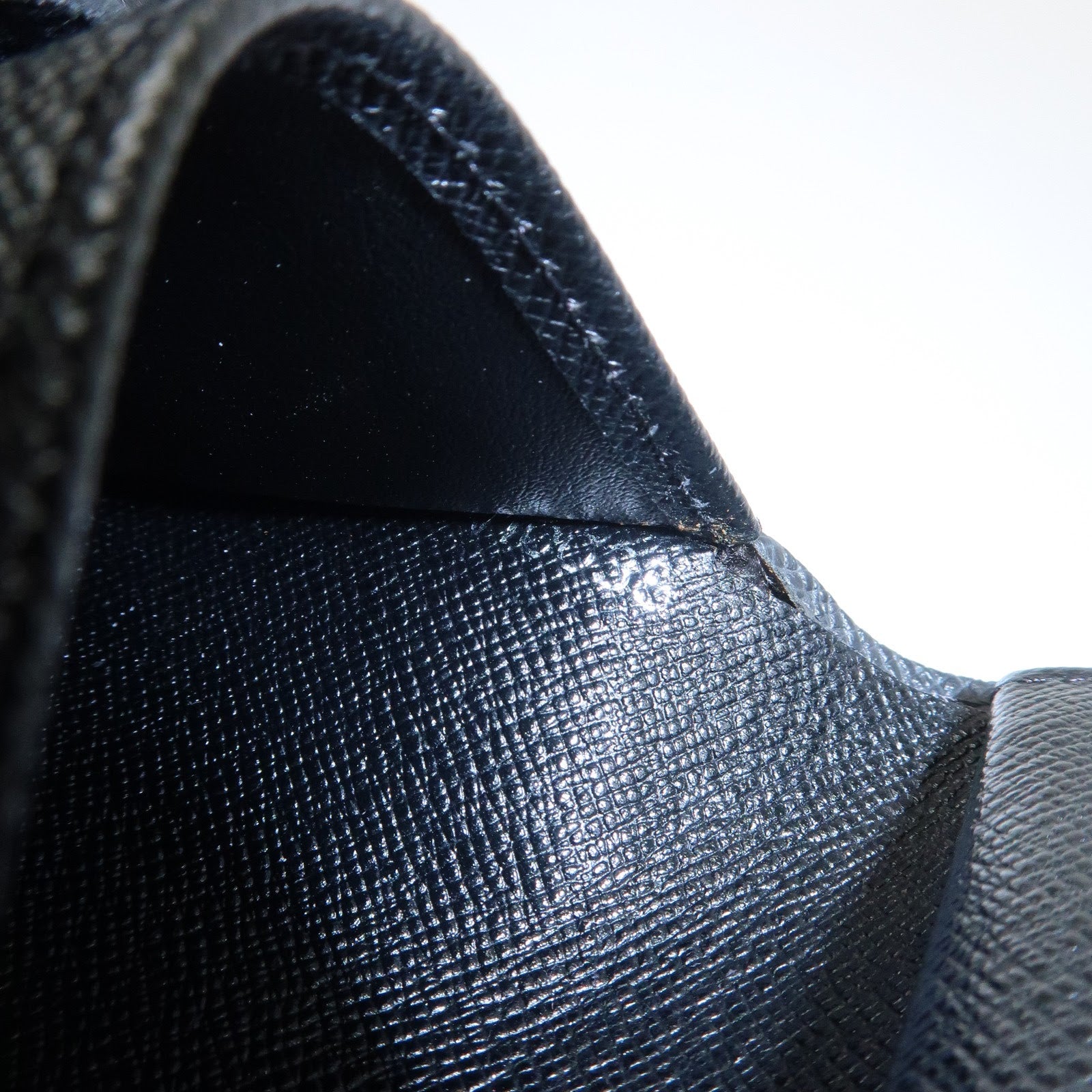 Louis Vuitton Taiga Leather Porte-billet 3 Compact Wallet M30452