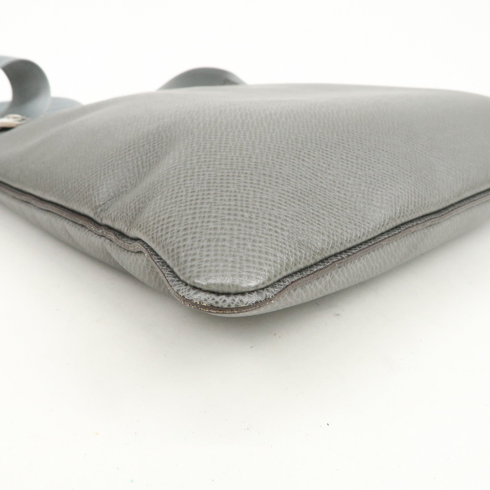 Louis Vuitton Taiga Sasha Shoulder Bag Crossbody Bag Glacier M32630