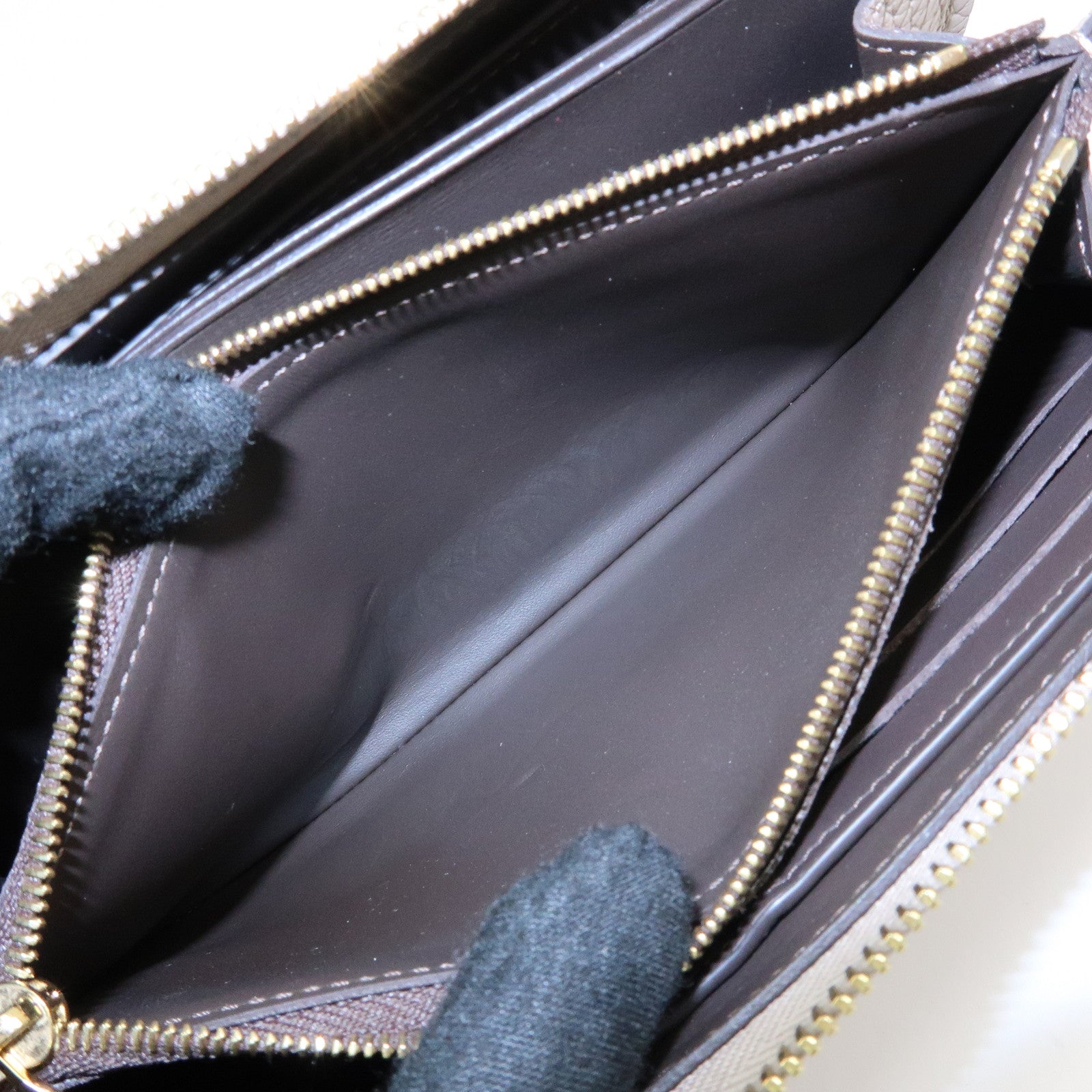 Louis Vuitton Portefeuille Comete Leather Long Wallet Greige M63104