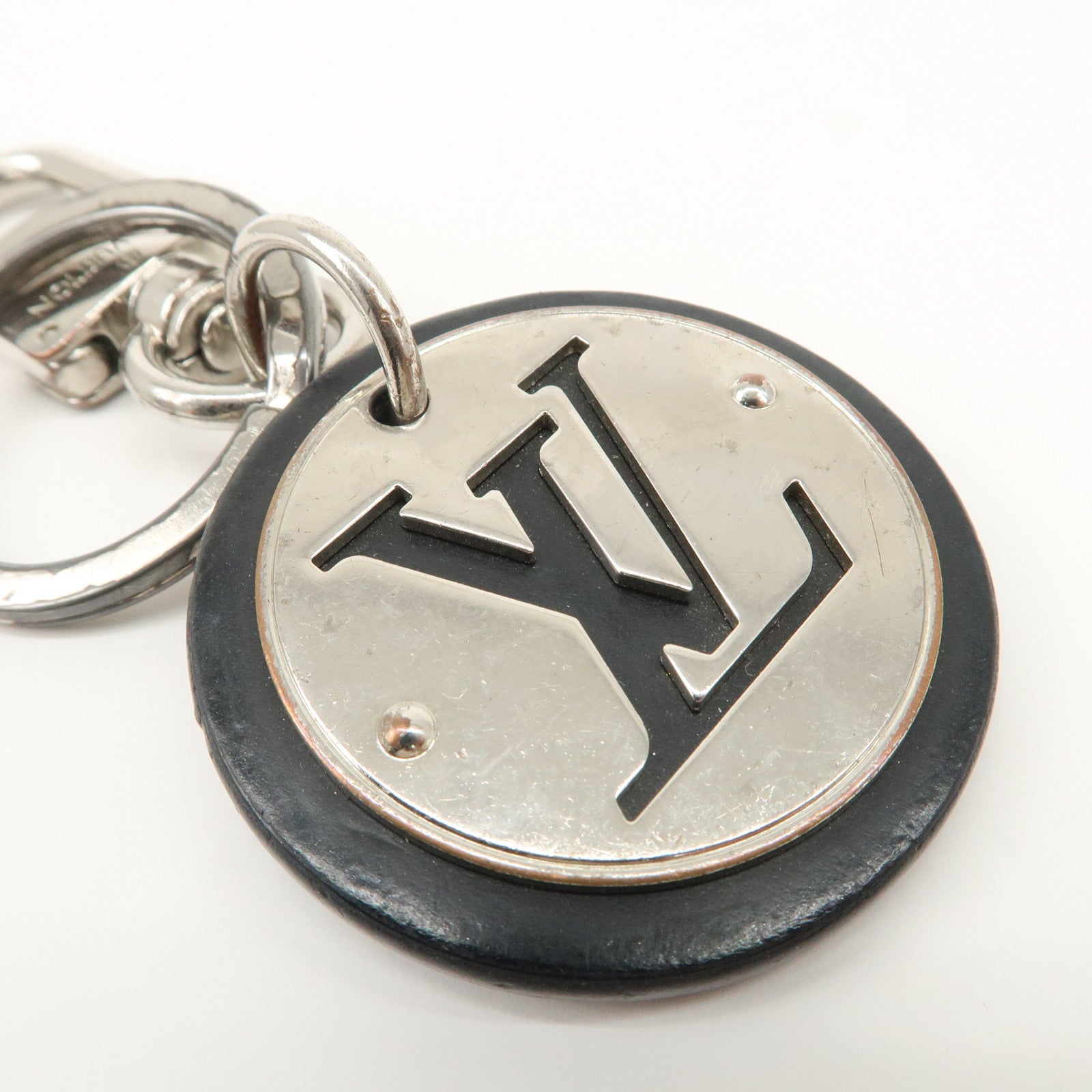 Louis Vuitton Porte Cles LV Circle Key Ring Black Silver M67362