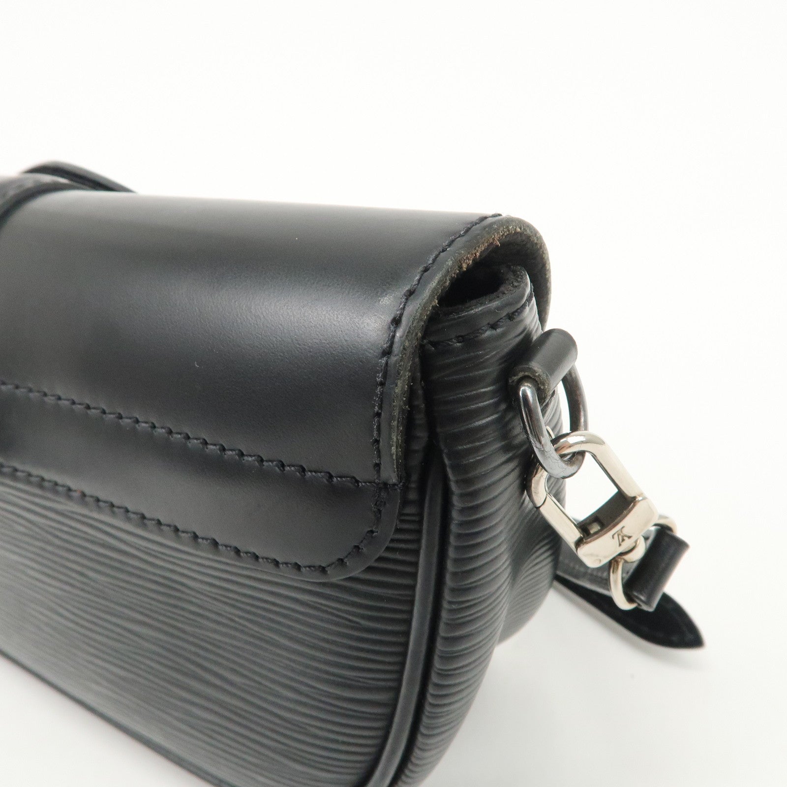 Louis Vuitton Epi Pochette Montaigne Shoulder Bag Noir M59292