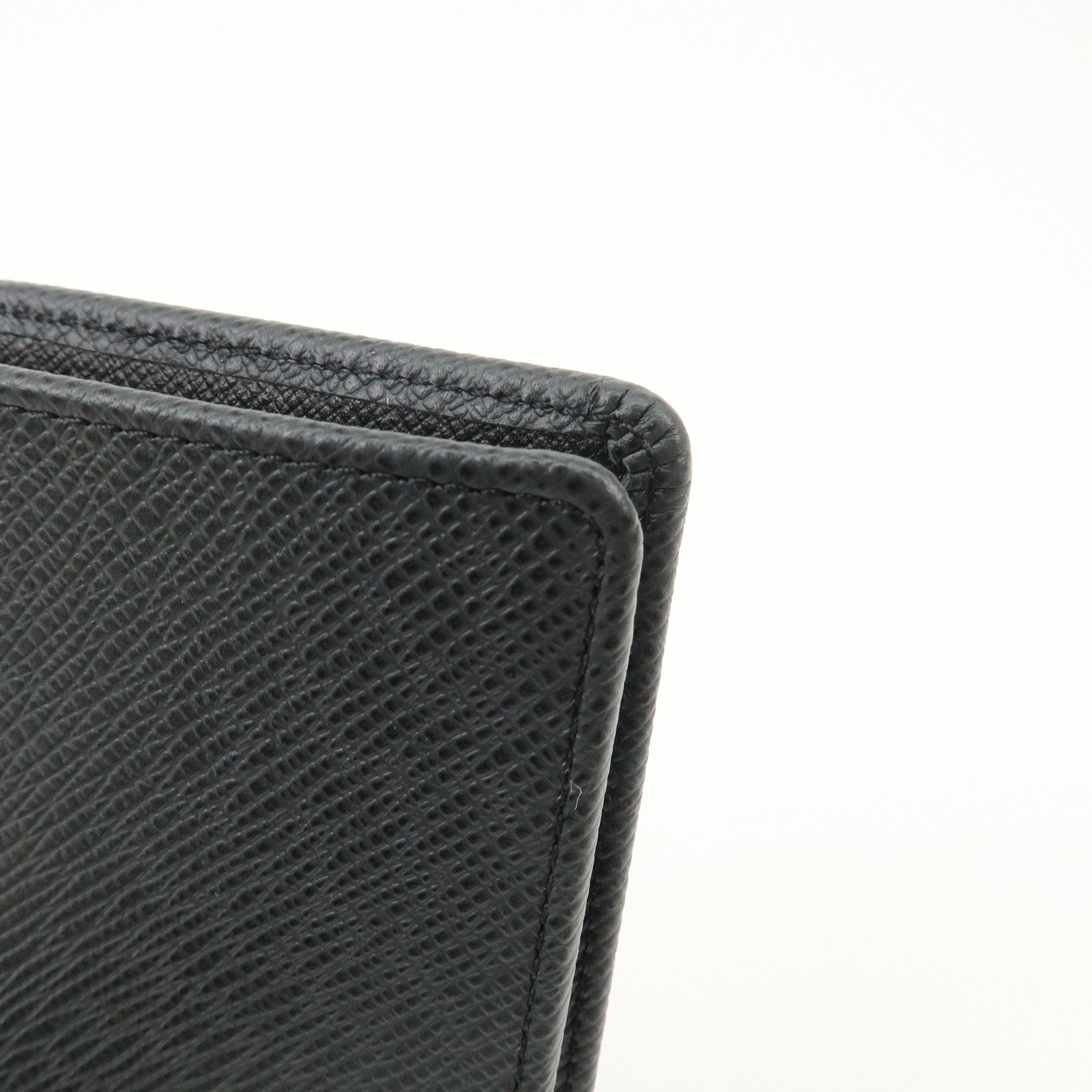 Louis Vuitton Taiga Leather Portefeuille Brazza Wallet Noir M30501
