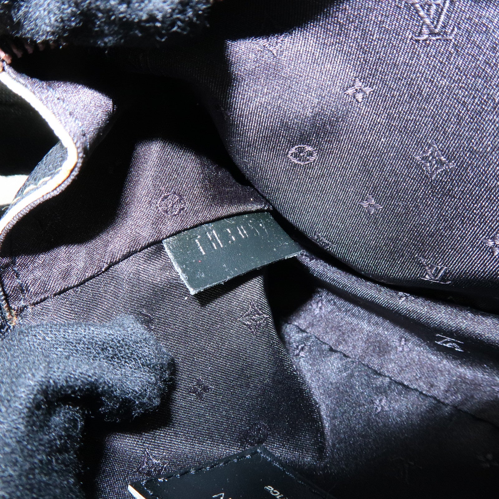 Louis Vuitton Suhari Mignon Leather Pouch Noir Black M91780