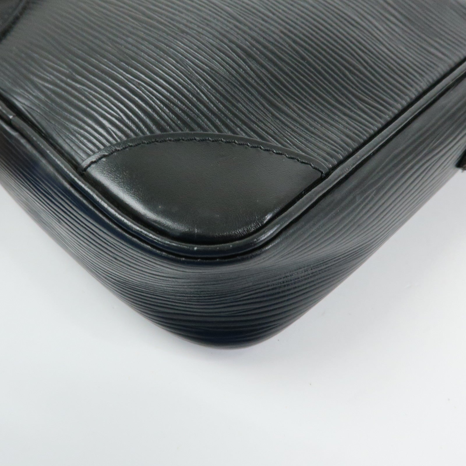 Louis Vuitton Epi Danube Shoulder Bag Crossbody Bag Noir M45632