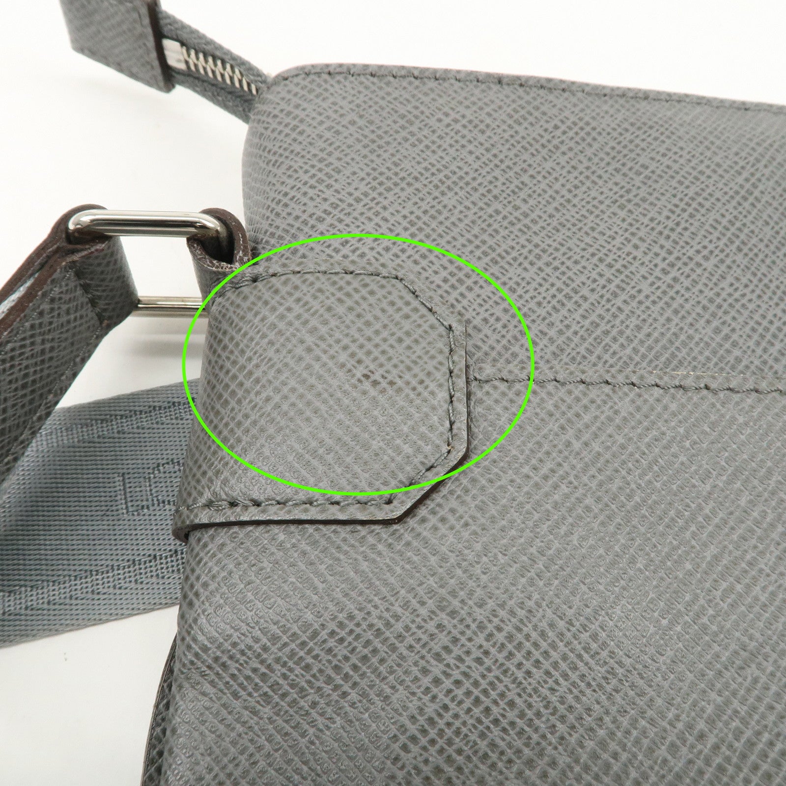 Louis Vuitton Taiga Sasha Shoulder Bag Crossbody Bag Glacier M32630