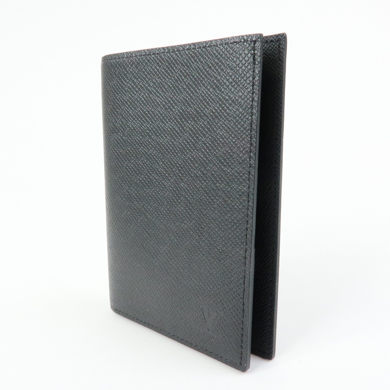 Louis Vuitton Taiga Leather Couverture Passeport NM Ardoise M64596