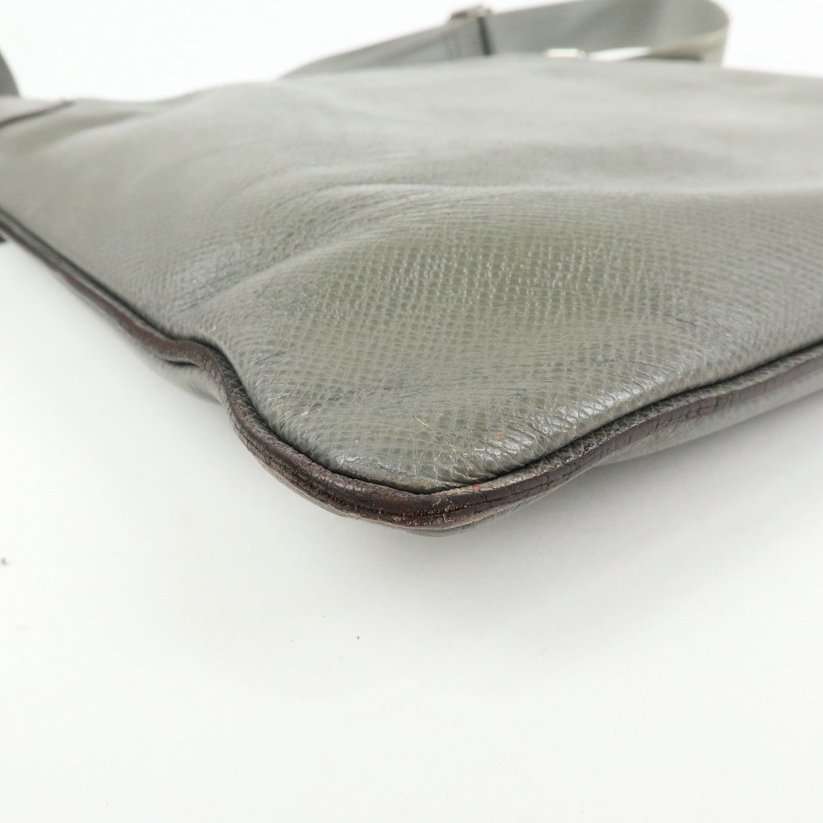 Louis Vuitton Taiga Sasha Shoulder Bag Crossbody Bag Glacier M32630