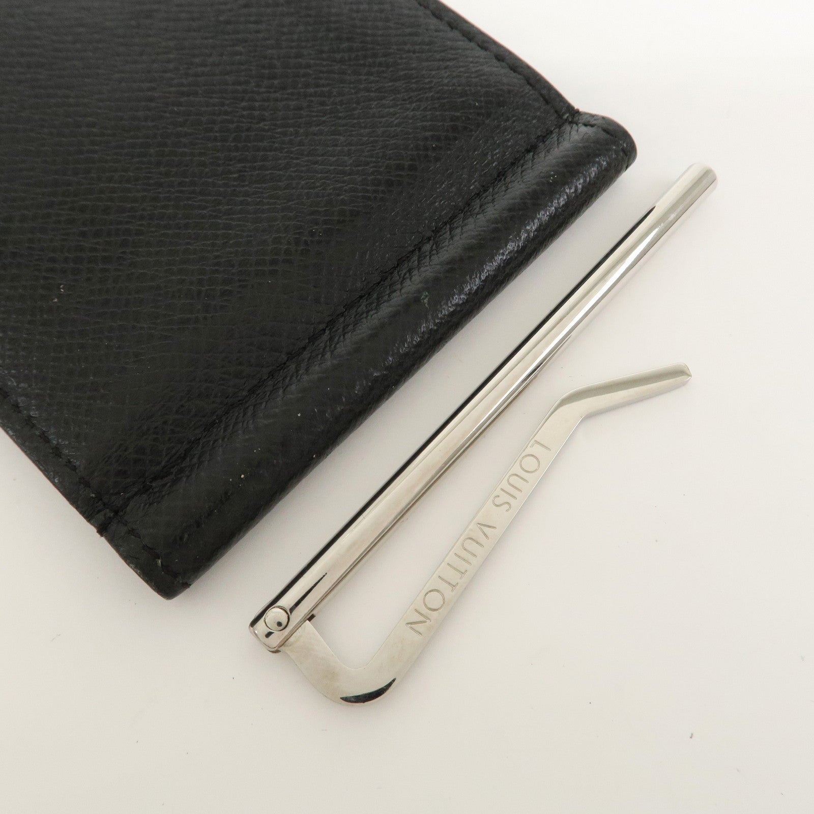 Louis Vuitton Taiga Portefeuille Pince Card Case Bill Clip M62978