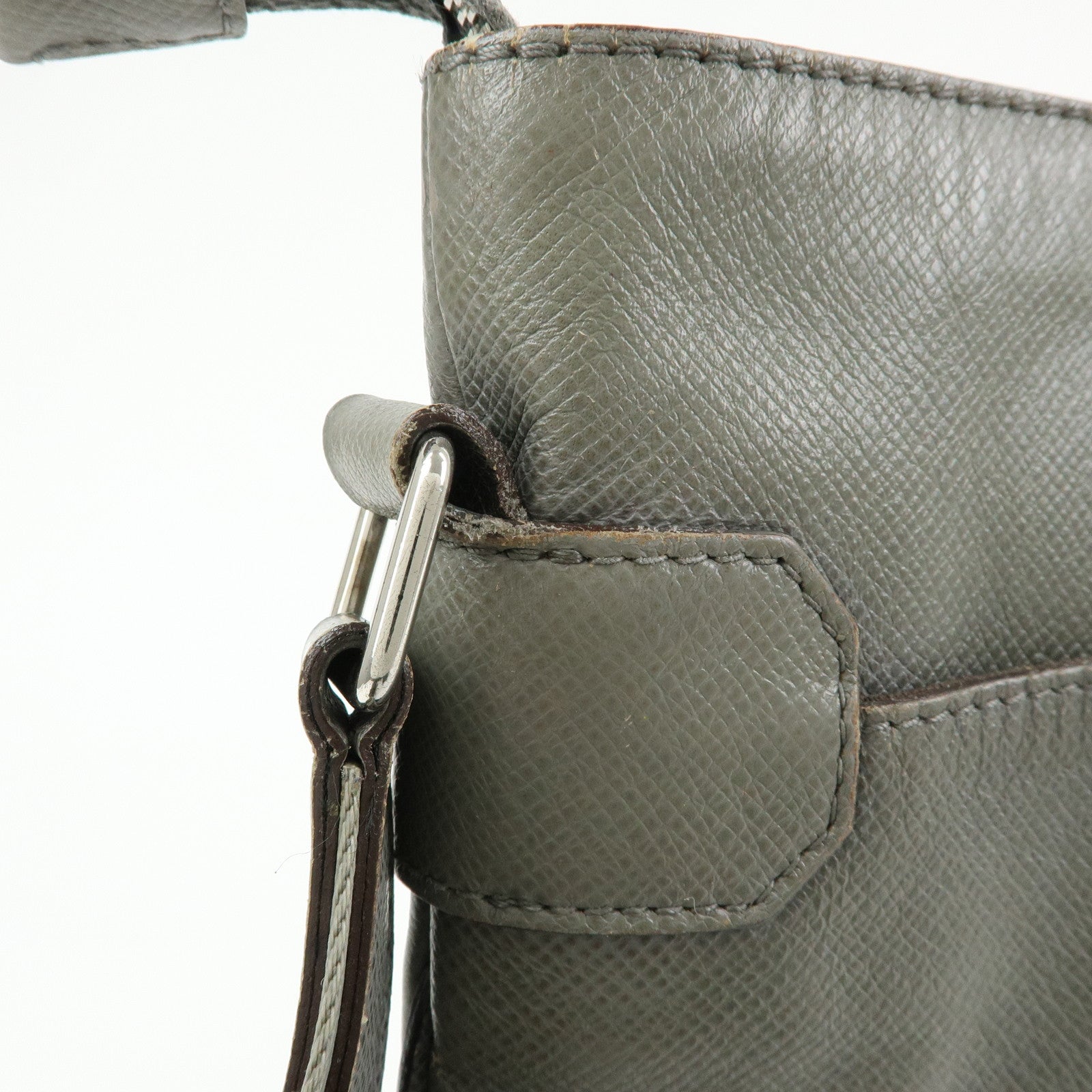 Louis Vuitton Taiga Sasha Shoulder Bag Crossbody Bag Glacier M32630