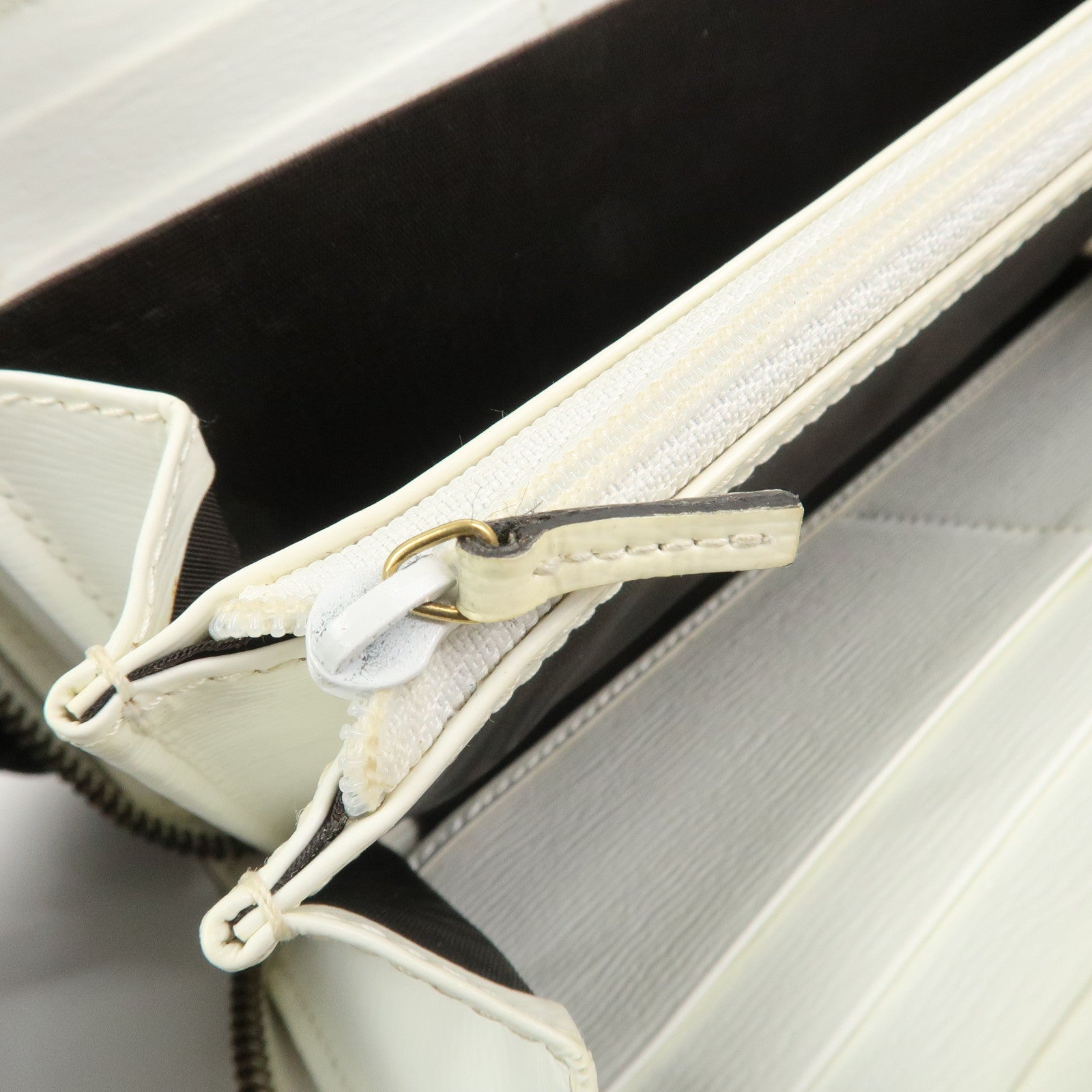 GUCCI Leather Round Zippy Long Wallet White 410102