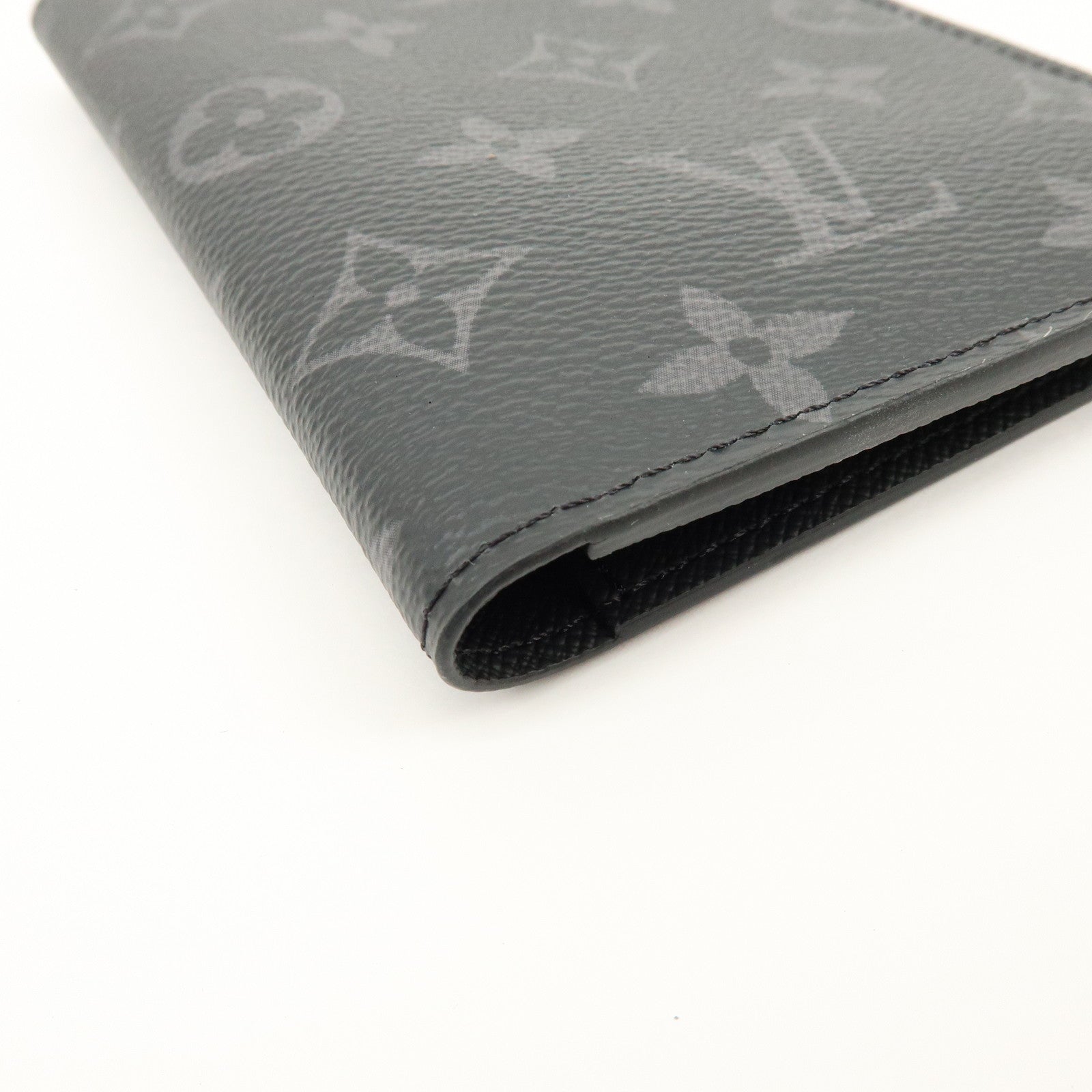 Louis Vuitton Monogram Eclips Couverture de Passeport NM M64501