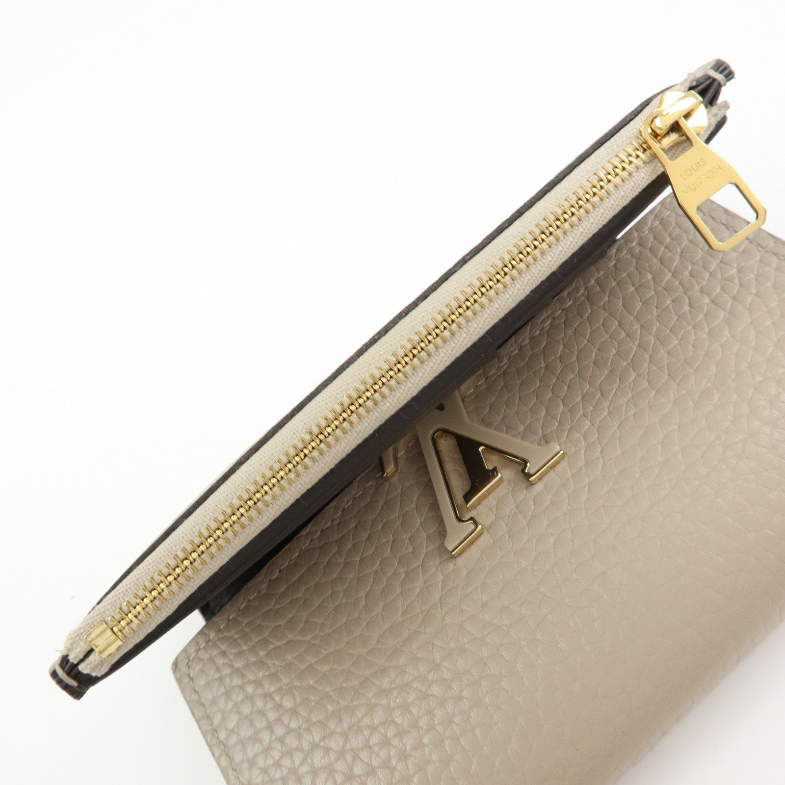 Louis Vuitton Portefeuille Capucines Compact Wallet Galet M62159