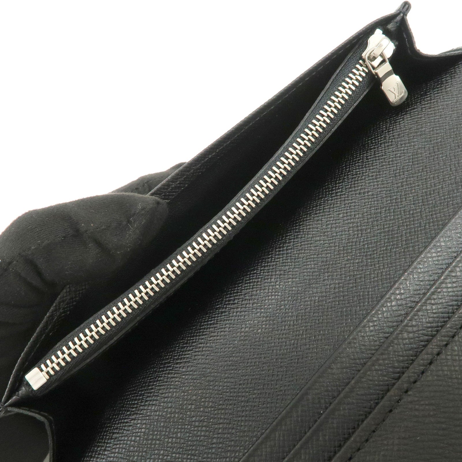 Louis Vuitton Taiga Leather Portefeuille Brazza Wallet Noir M30501