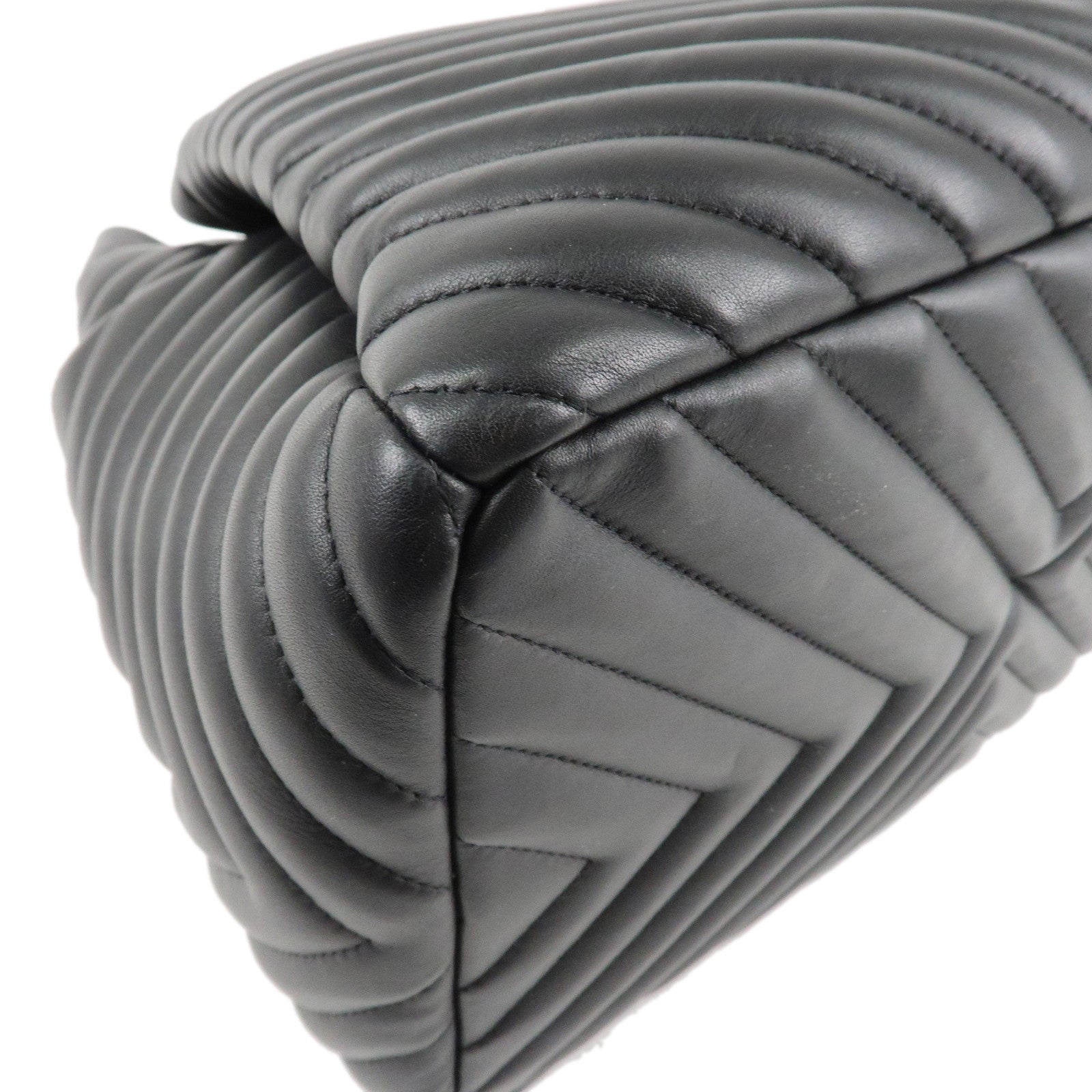 CHANEL Matelasse V Stich Calf Leather Chain Shoulder Bag Black A91135 Used