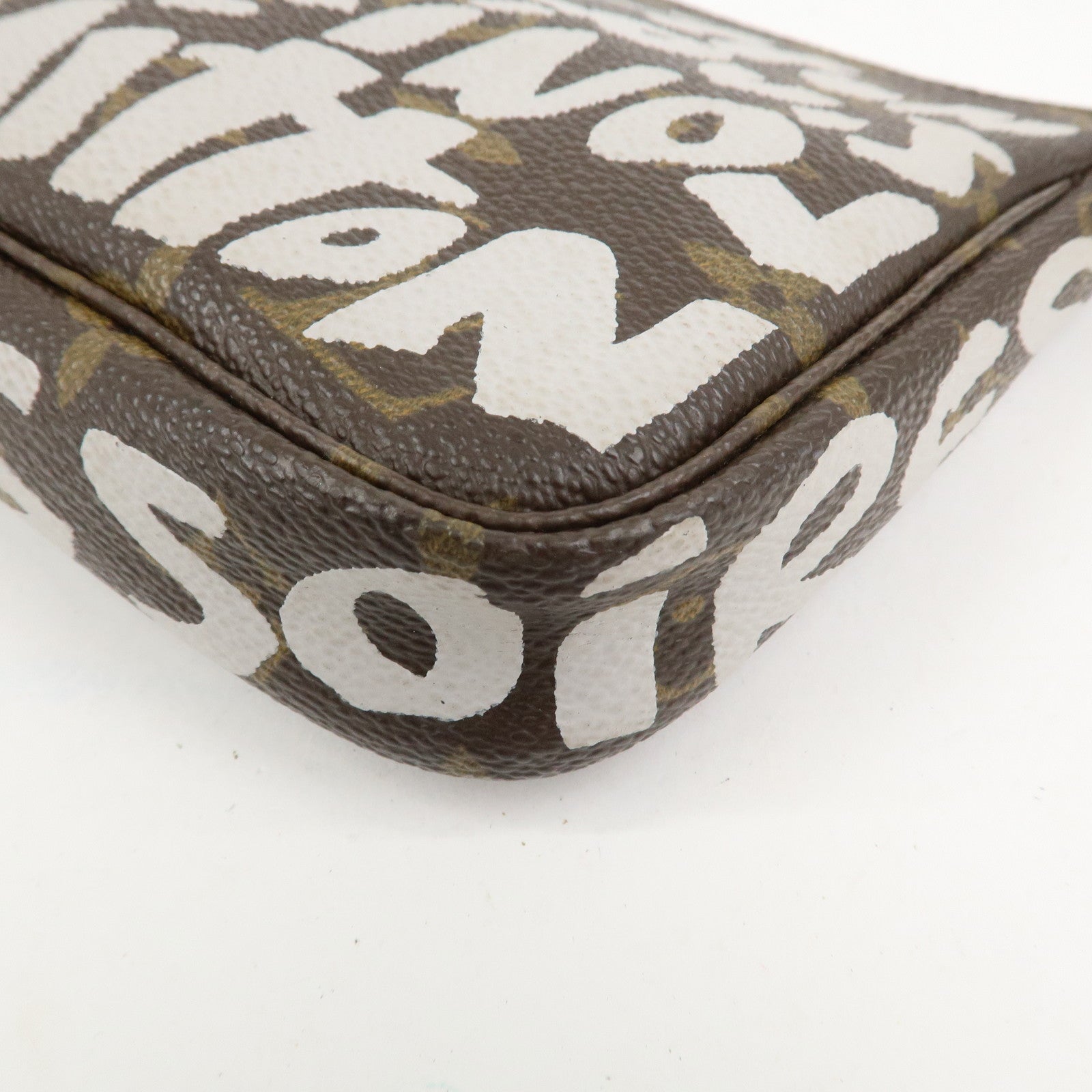 Louis Vuitton Monogram Graffiti Pochette Accessoires M92192