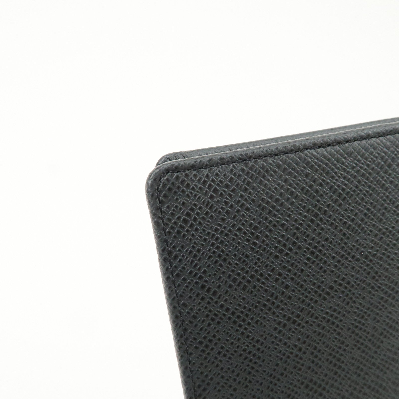 Louis Vuitton Taiga Leather Portefeuille Brazza Wallet Noir M30501