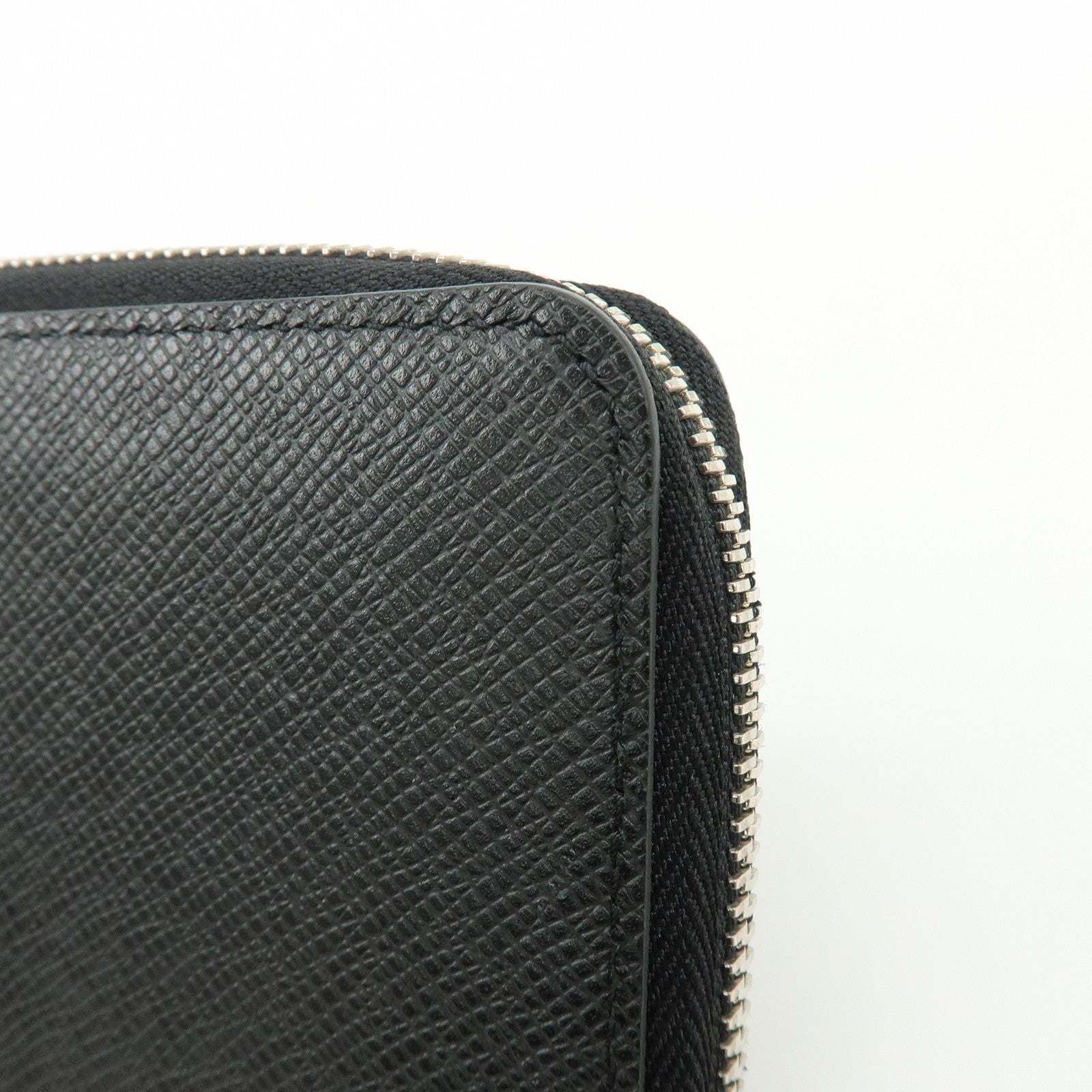 Louis Vuitton Taiga Vertical Round Zippy Wallet Ardoise M30503