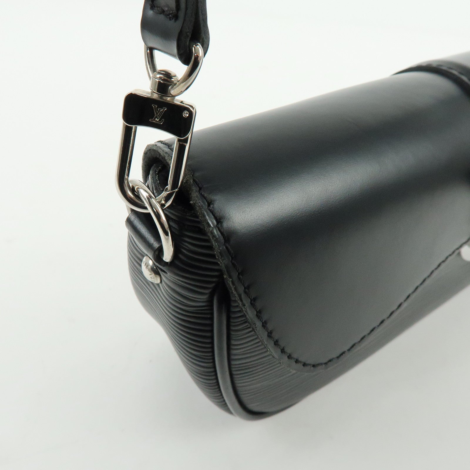 Louis Vuitton Epi Pochette Montaigne Shoulder Bag Noir M59292