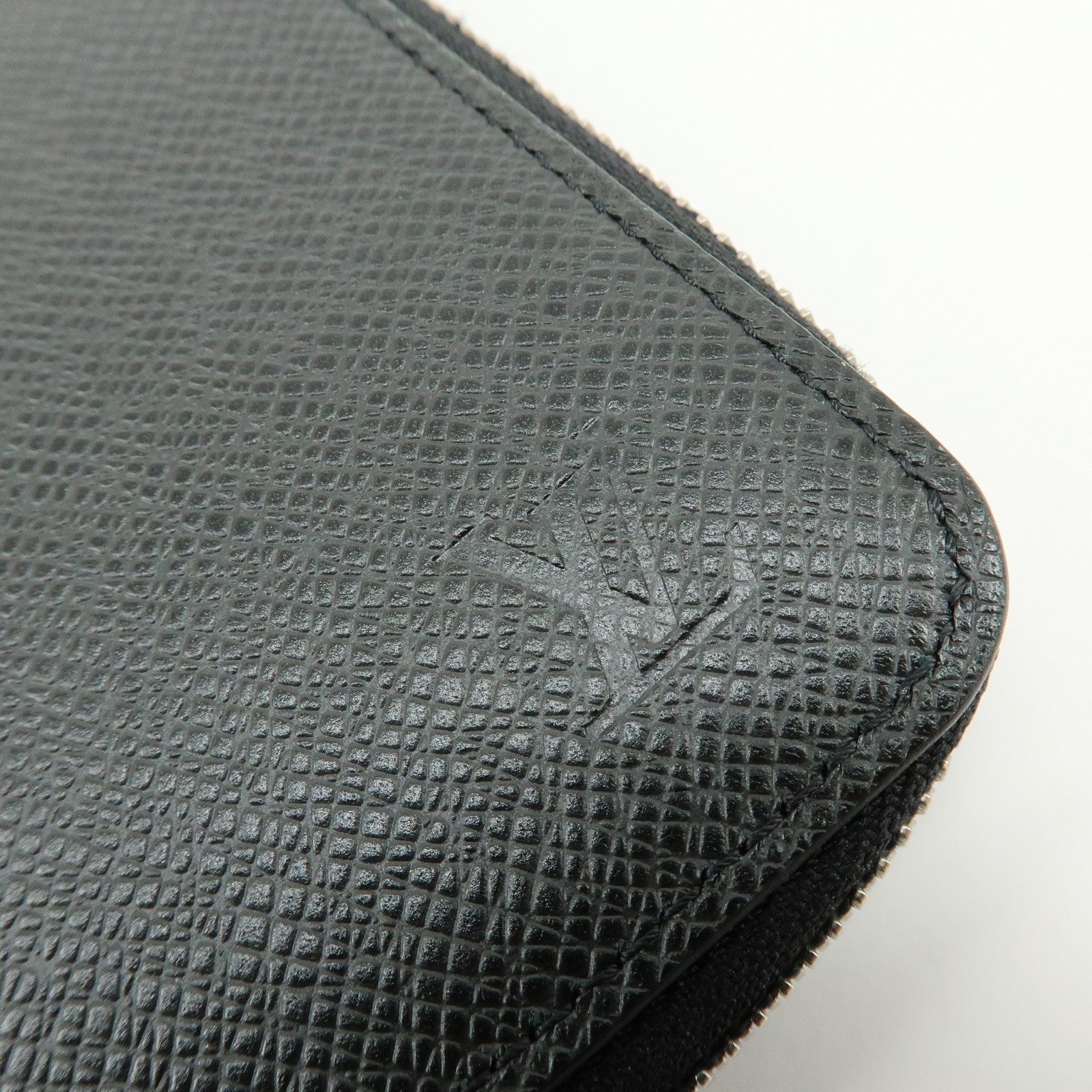 Louis Vuitton Taiga Vertical Round Zippy Wallet Ardoise M30503