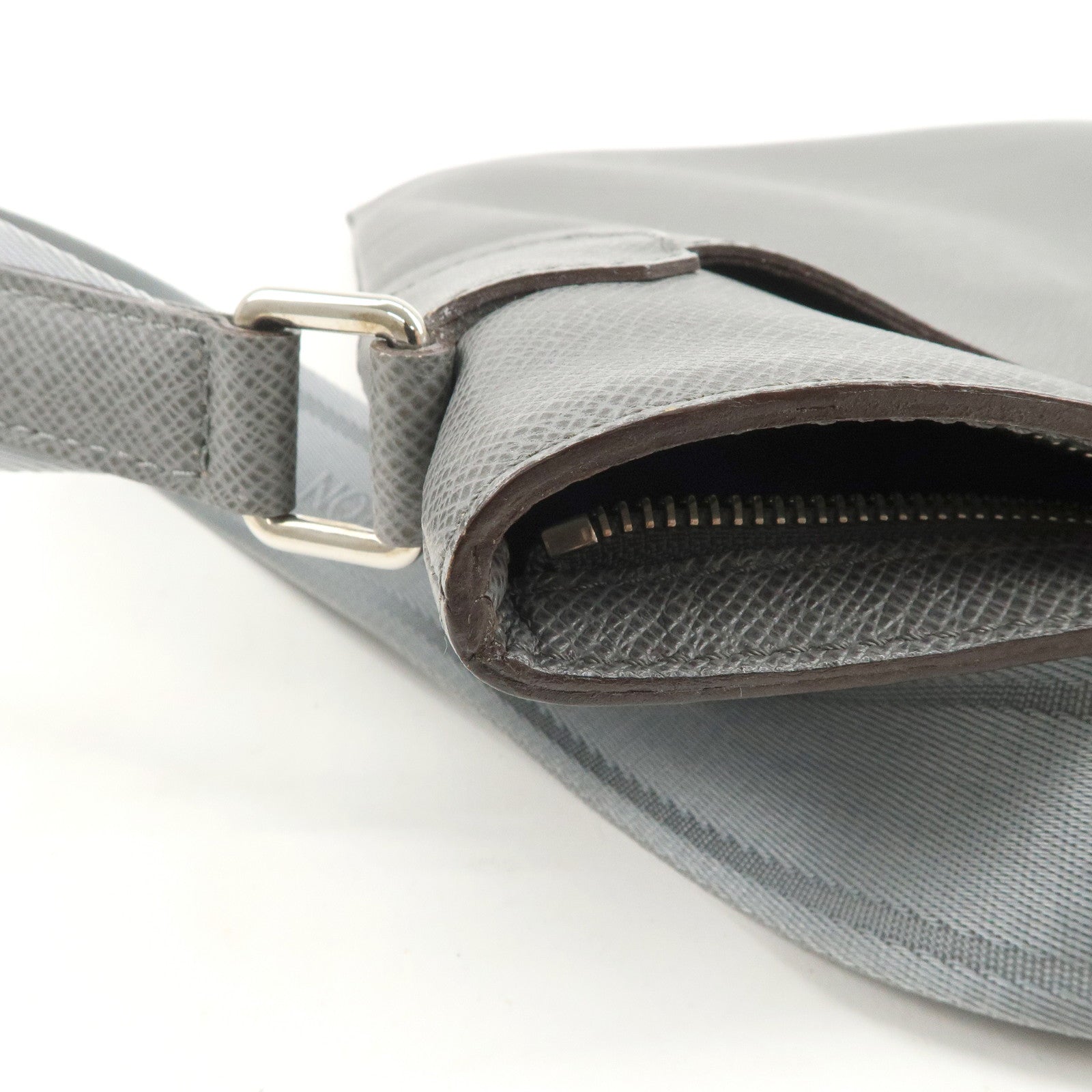 Louis Vuitton Taiga Sasha Shoulder Bag Crossbody Bag Glacier M32630