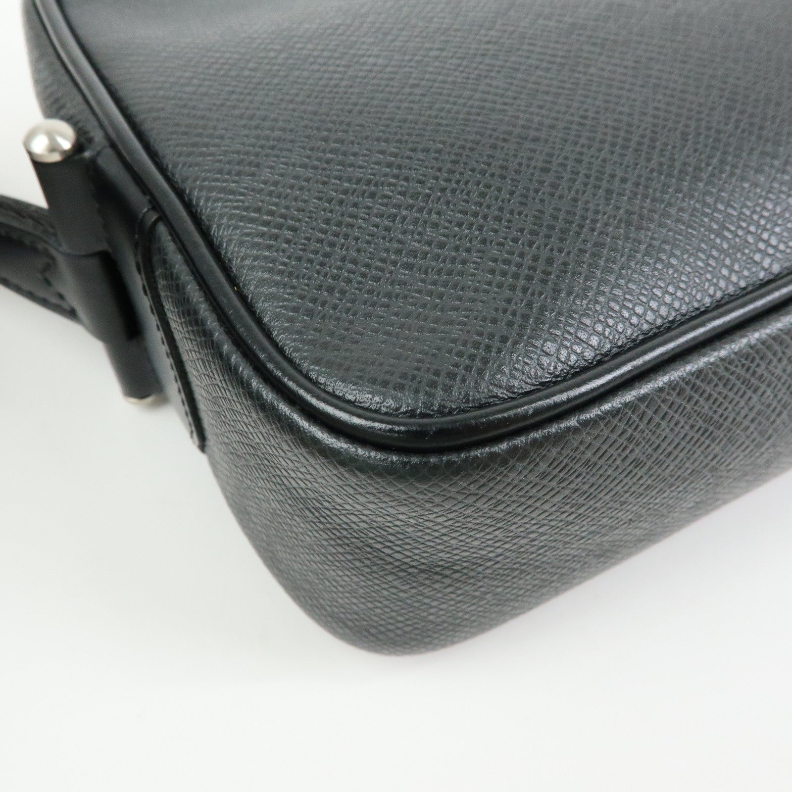 Louis Vuitton Taiga Leather Karga Clutch Bag Pouch Black M30812