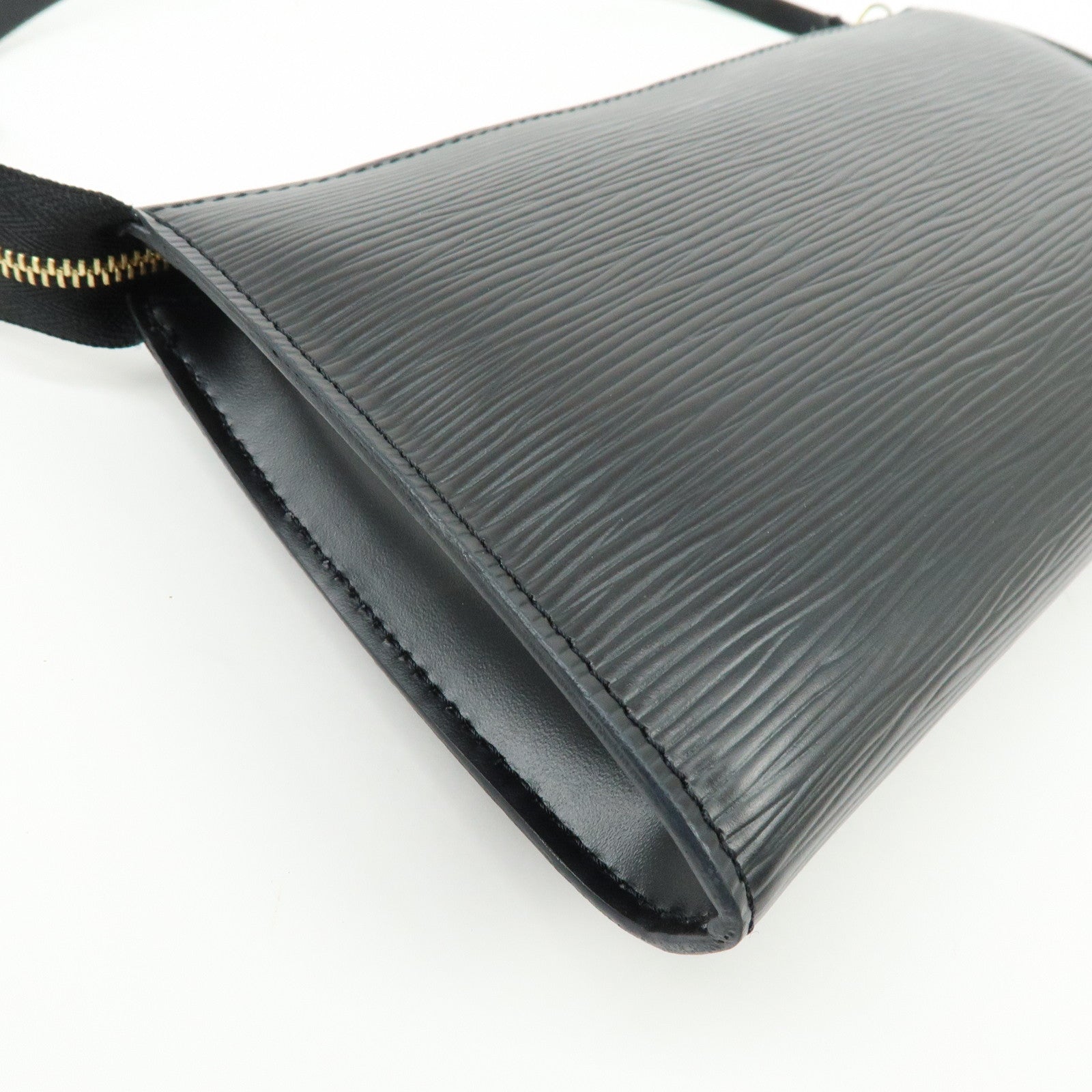 Louis Vuitton Epi Pochette Accessoires Clutch Bag Noir M52942