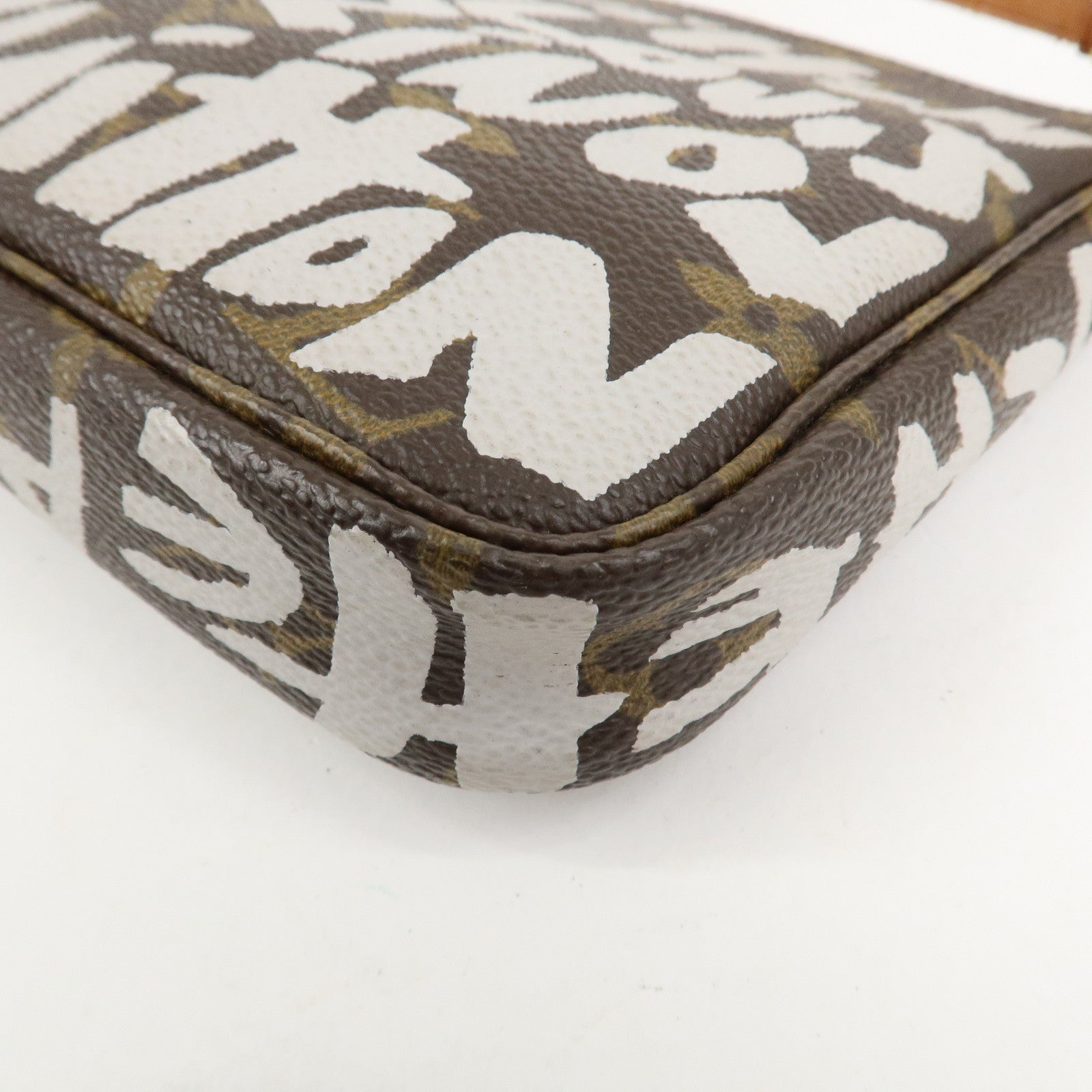 Louis Vuitton Monogram Graffiti Pochette Accessoires M92192