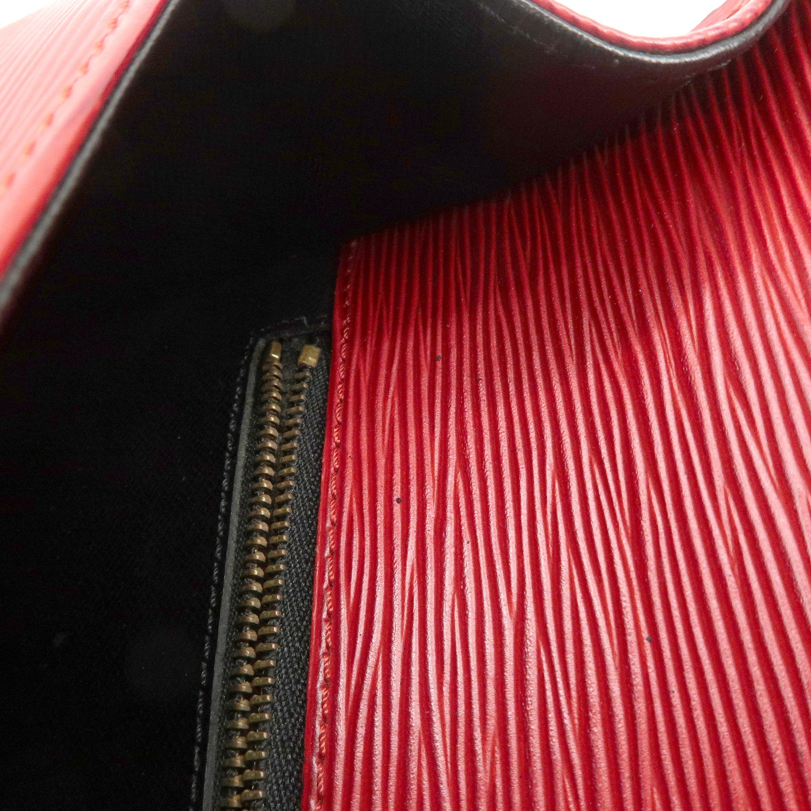 Louis Vuitton Epi Saint Cloud Shoulder Bag Crossbody Bag Red M52197