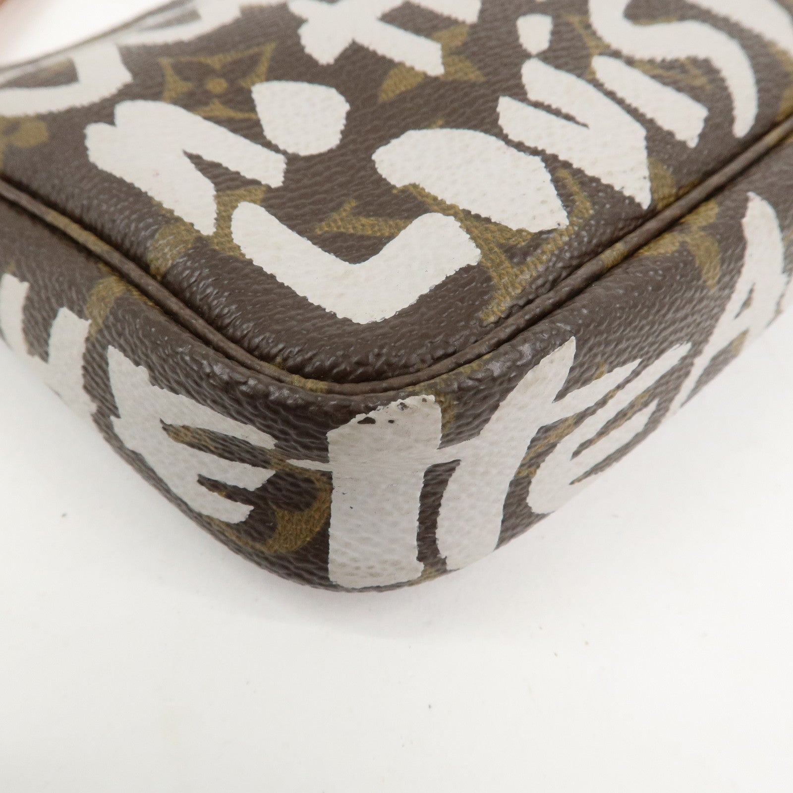 Louis Vuitton Monogram Graffiti Pochette Accessoires M92192