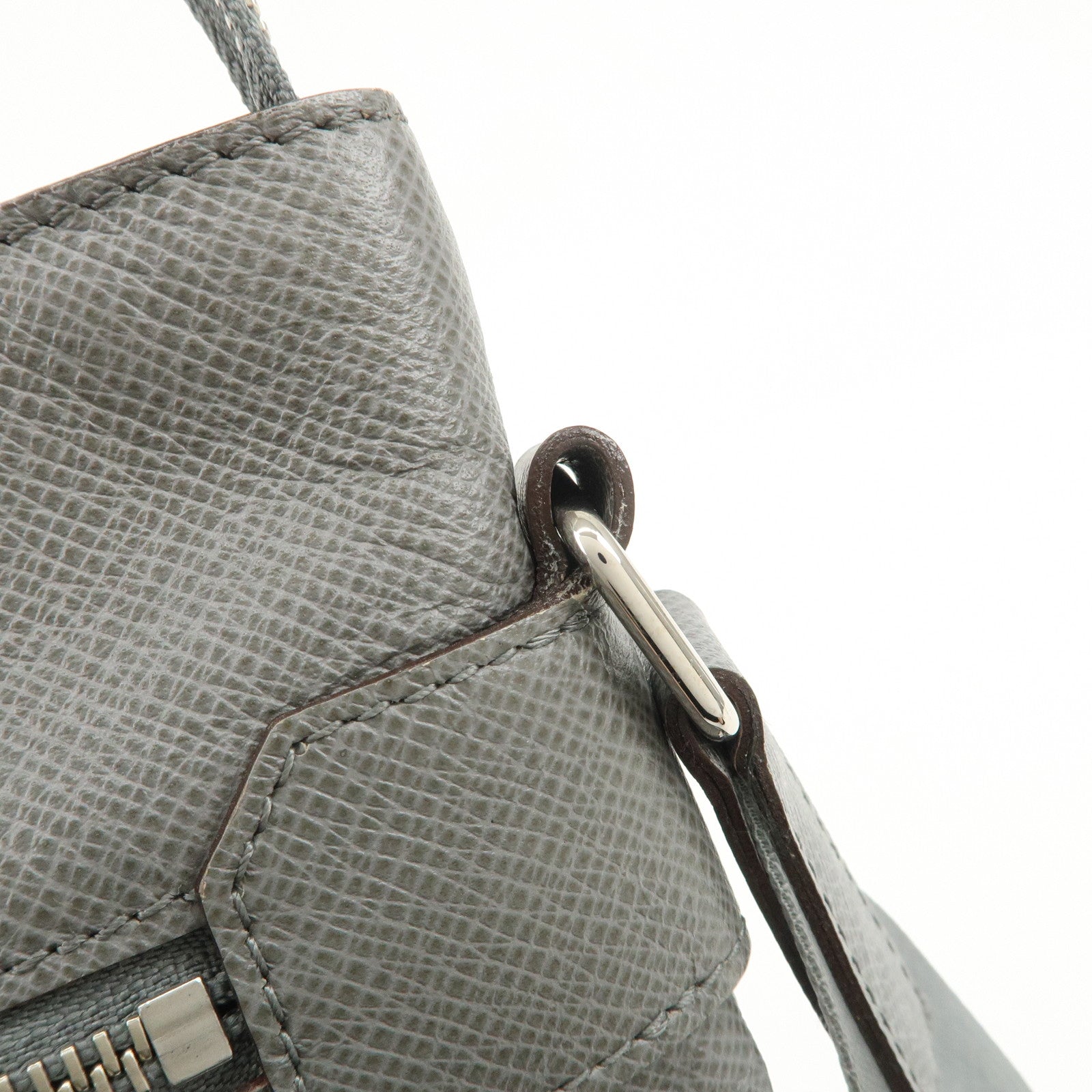 Louis Vuitton Taiga Sasha Shoulder Bag Crossbody Bag Glacier M32630