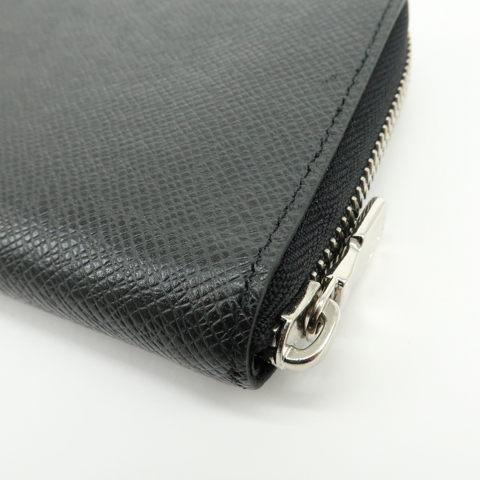 Louis Vuitton Taiga Vertical Round Zippy Wallet Ardoise M30503