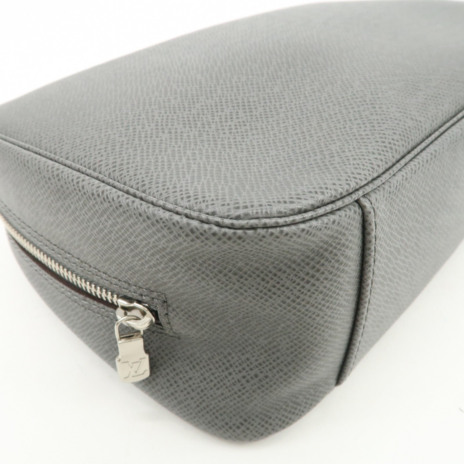 Louis Vuitton Taiga Trousse Toilette GM Pouch Glacier M32663