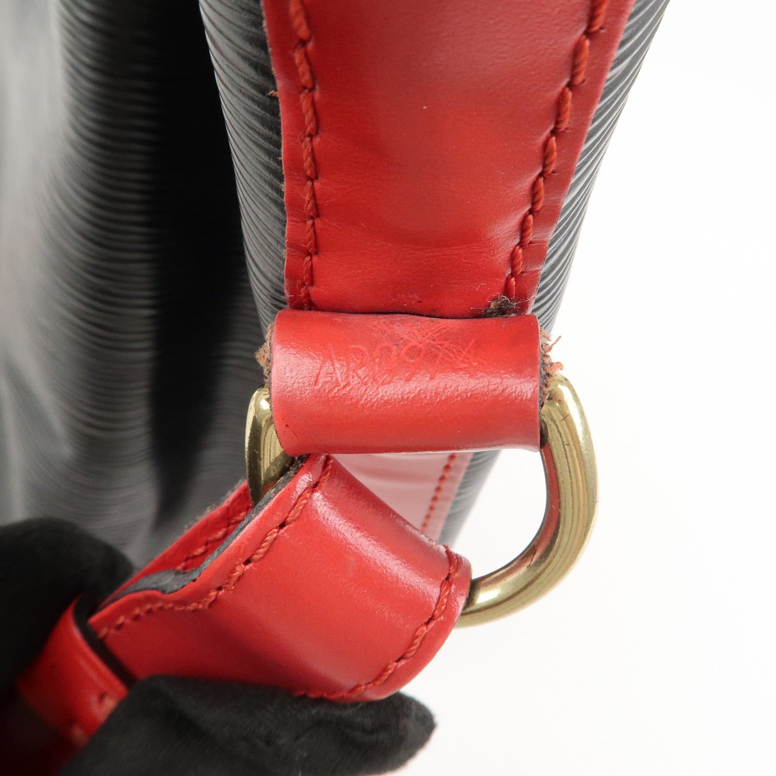 Louis Vuitton Epi Noe Shoulder Bag Noir Castilian Red M44017