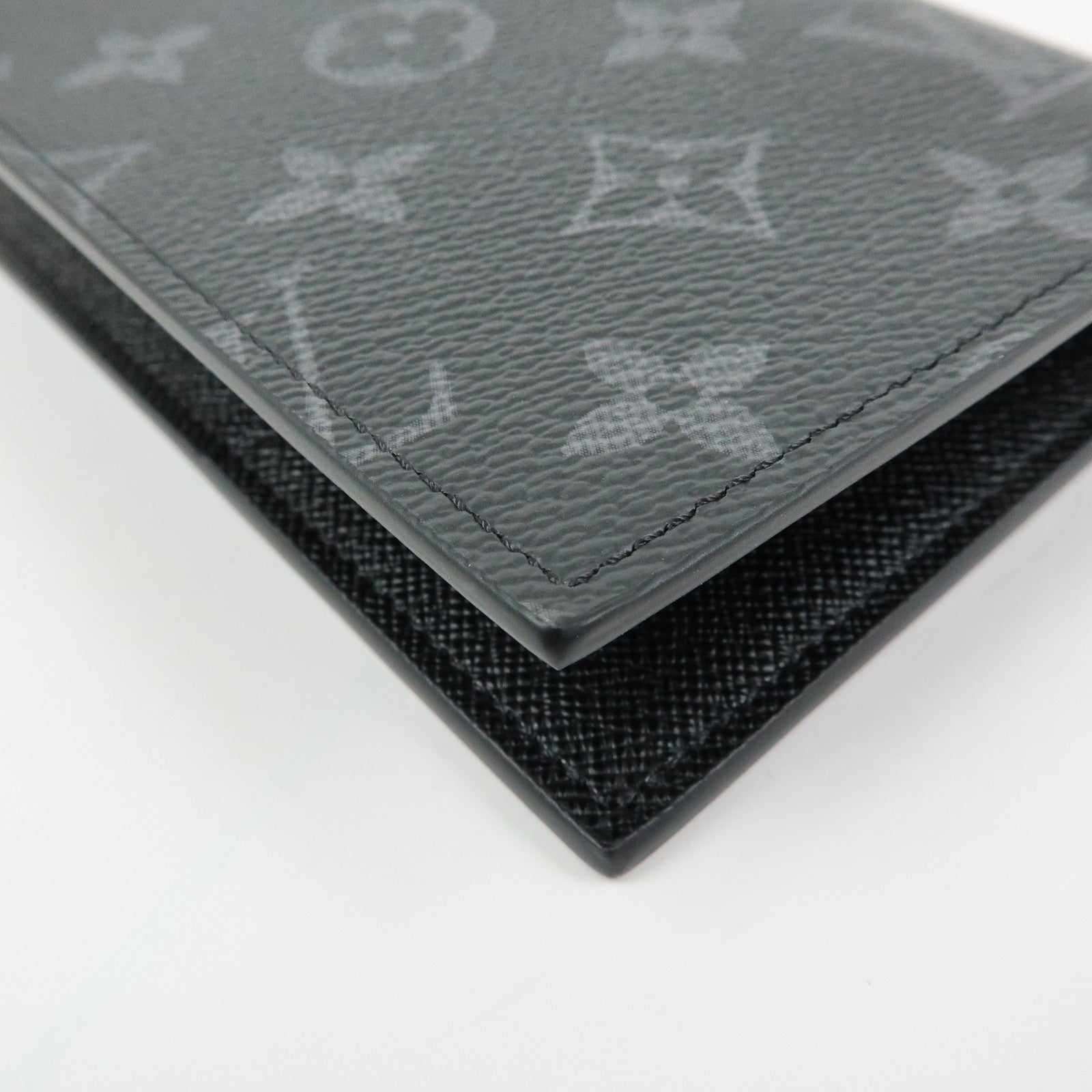 Louis Vuitton Monogram Eclipse Couverture de Passeport NM M64501