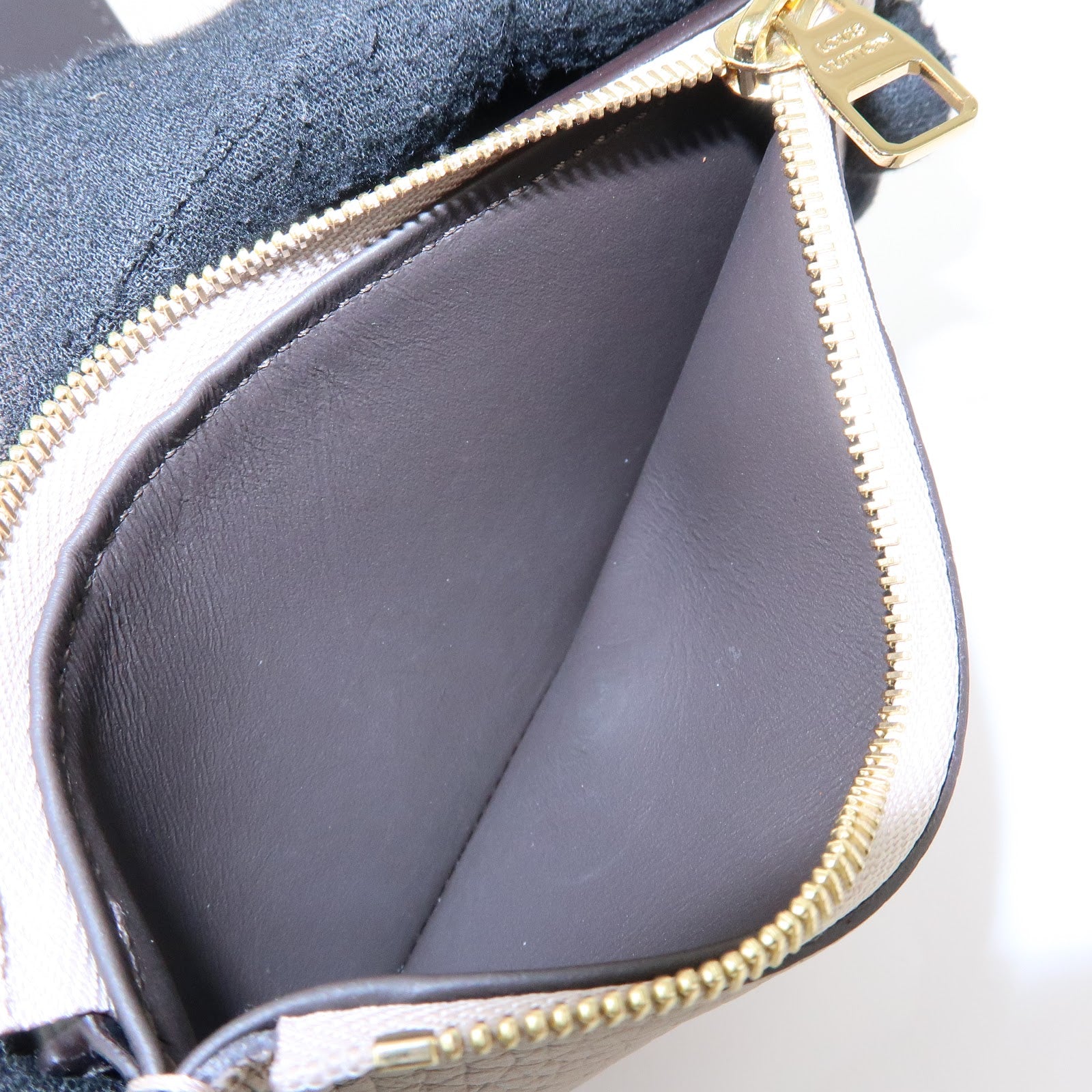 Louis Vuitton Portefeuille Capucines Compact Wallet Galet M62159