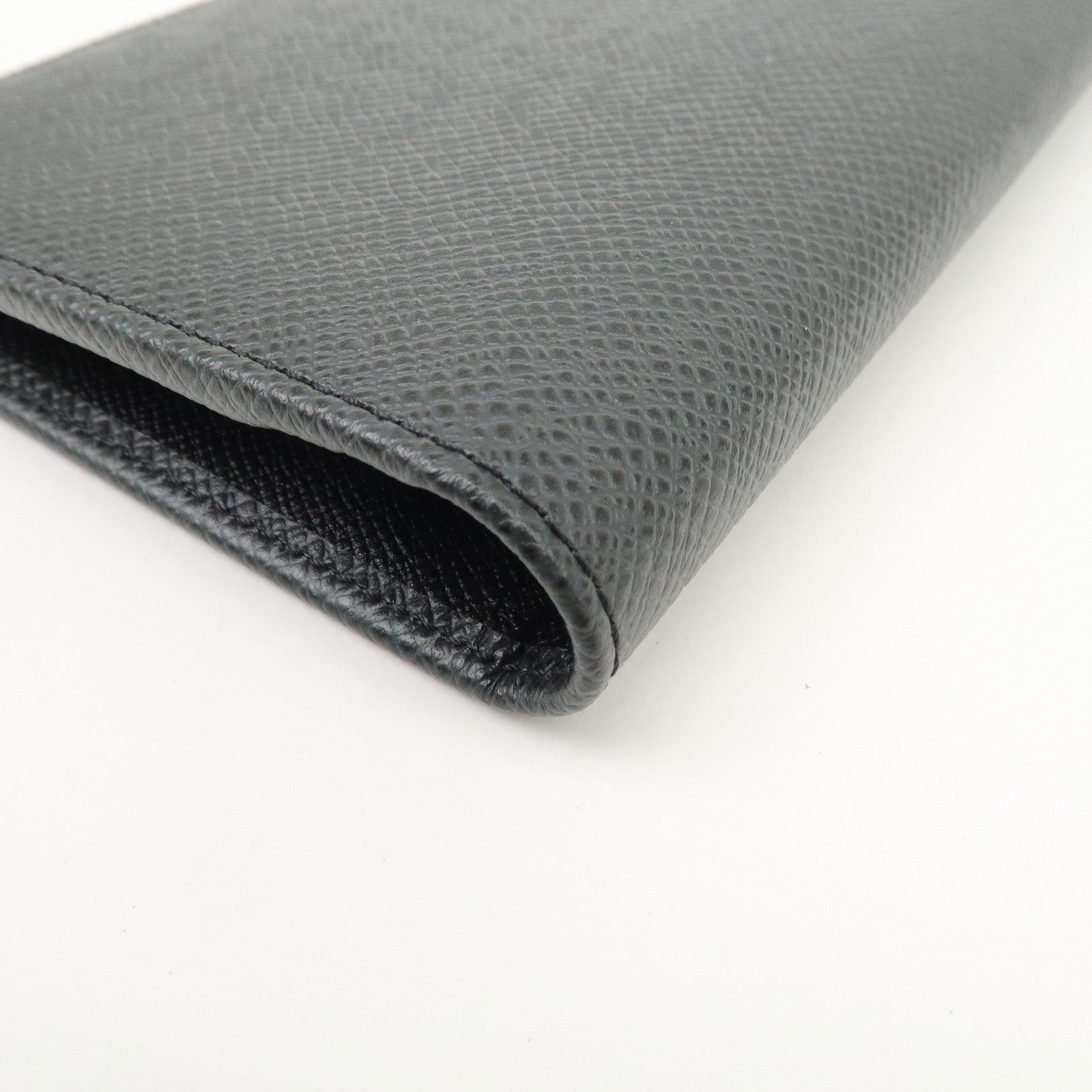 Louis Vuitton Taiga Leather Portefeuille Brazza Wallet Noir M30501